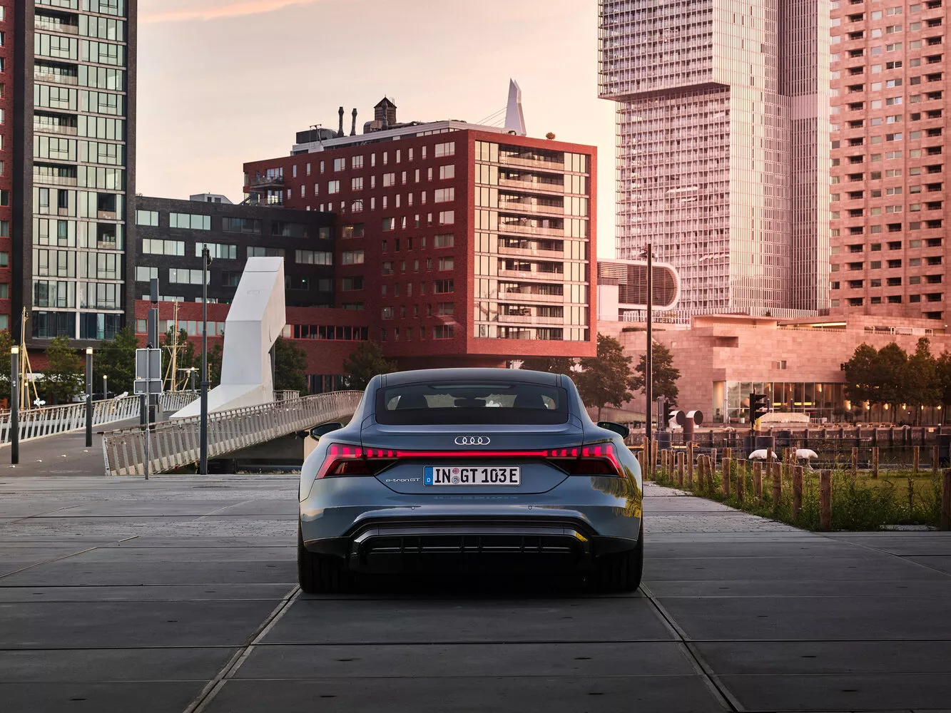 Фото сзади Audi e-tron GT   2020 -  2024 
                                            