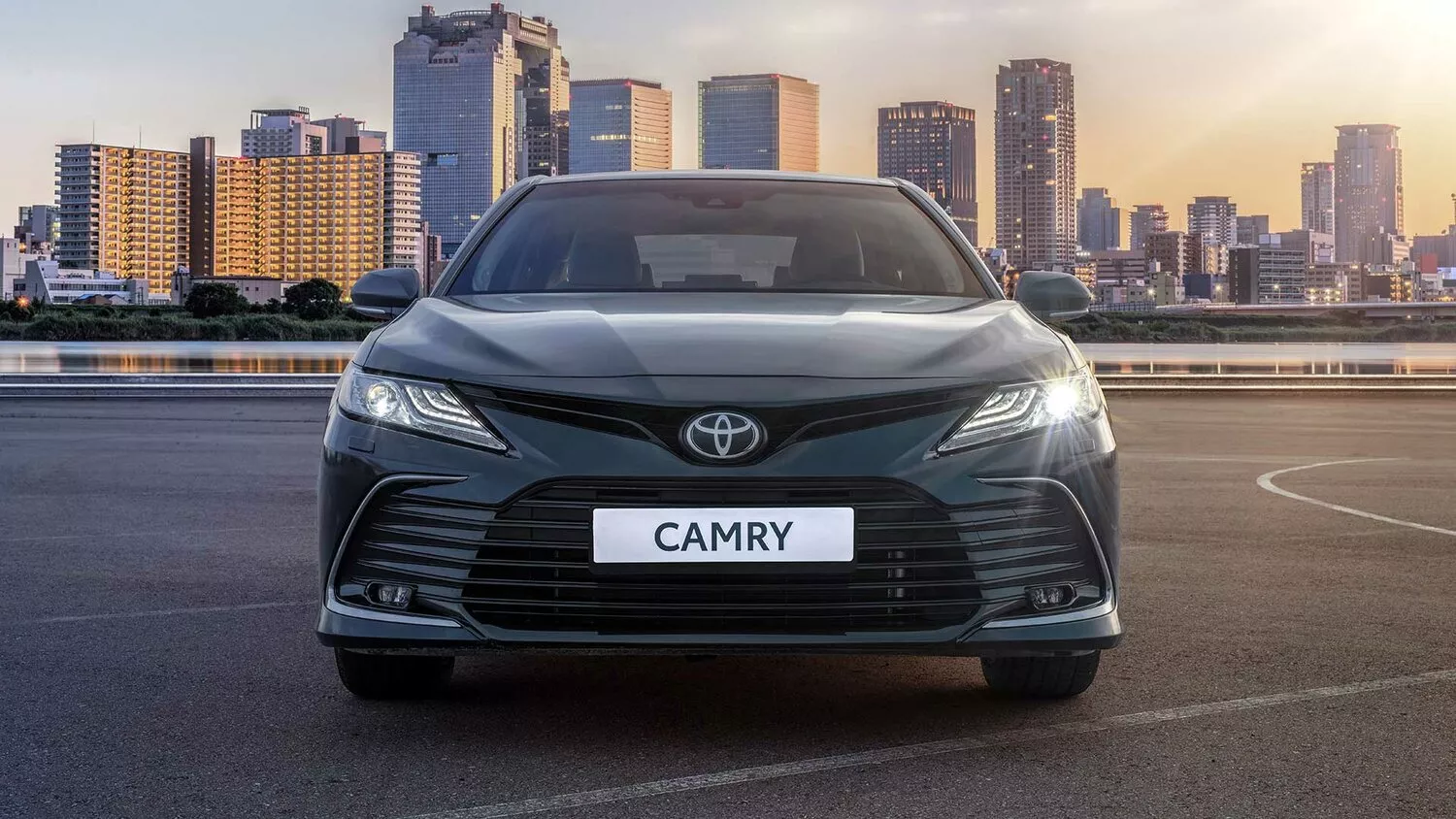 Фото спереди Toyota Camry  VIII (XV70) Рестайлинг 2020 -  2024 
                                            