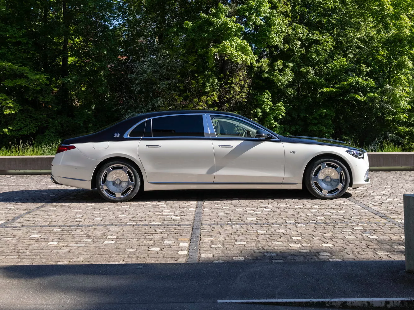 Фото сбоку Mercedes-Benz Maybach S-Класс  II (Z223) 2021 -  2024 
                                            