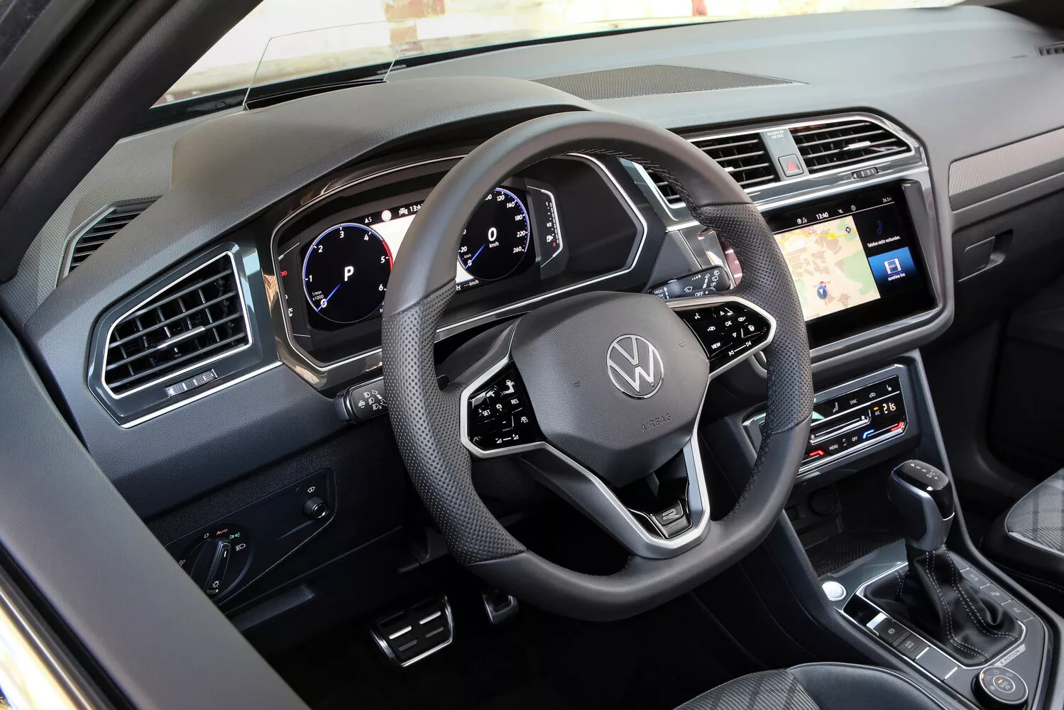 Фото места водителя Volkswagen Tiguan Allspace II Рестайлинг 2020 -  2024 
                                            