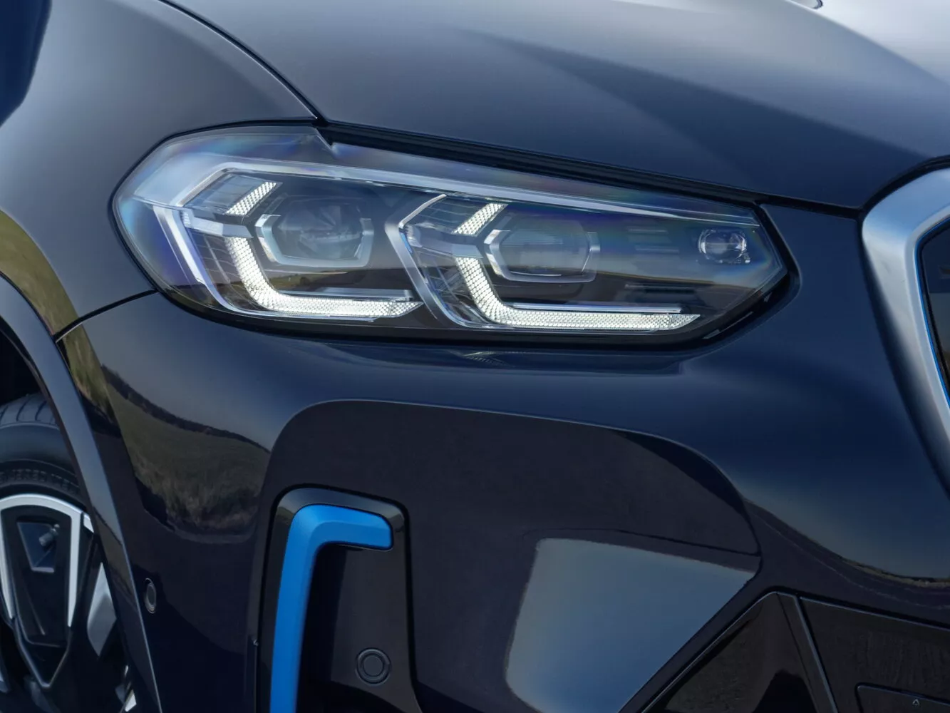 Фото передних фар BMW iX3  I (G08) Рестайлинг 2021 -  2024 
                                            