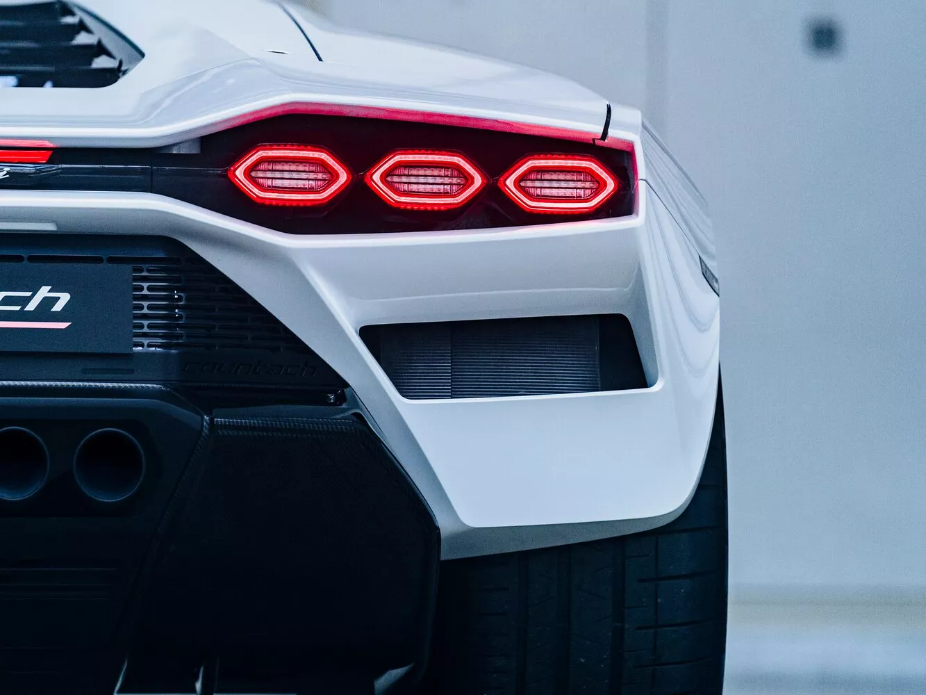 Фото задних фонорей Lamborghini Countach LPI 800-4   2021 -  2024 
                                            