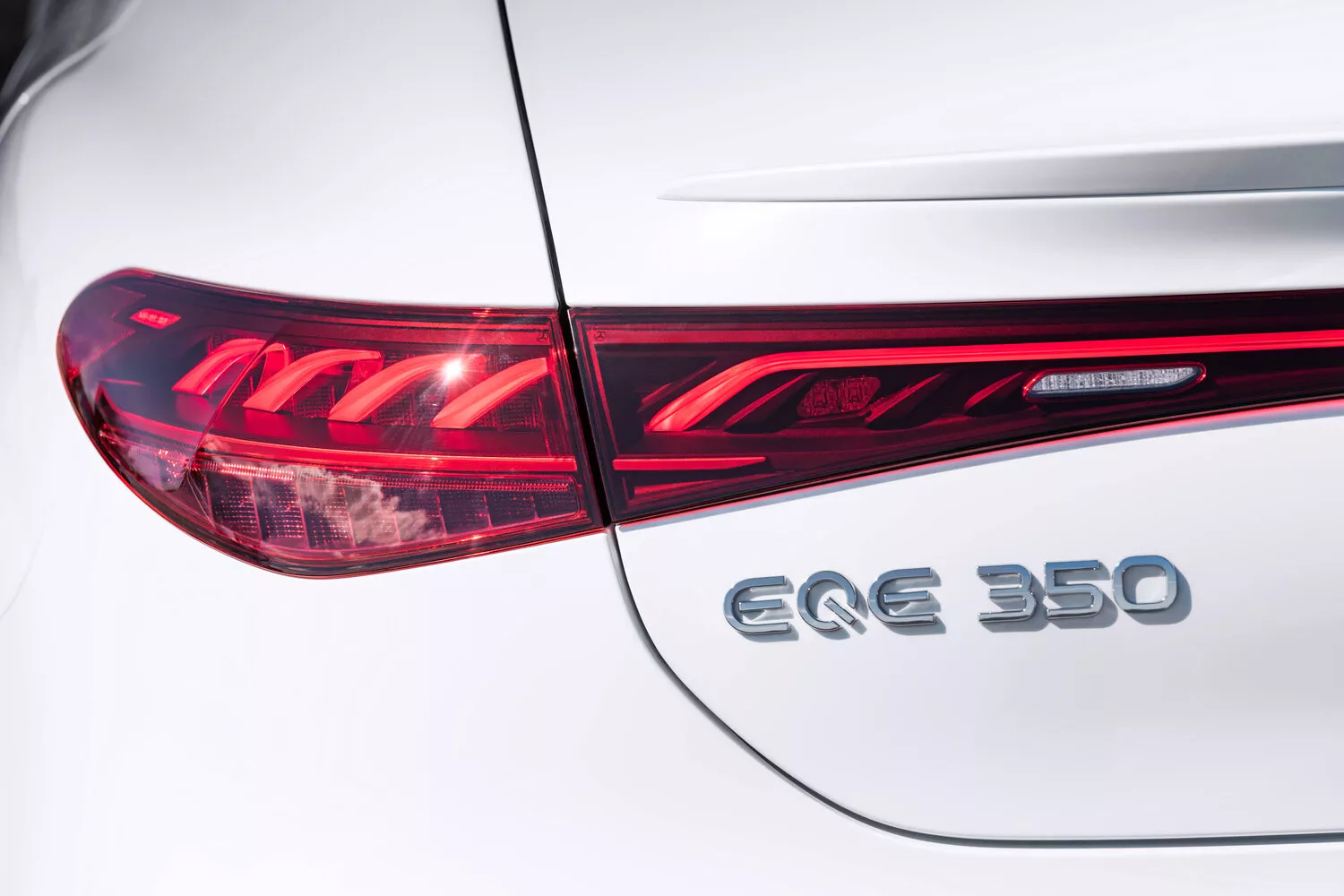 Фото задних фонорей Mercedes-Benz EQE   2022 -  2024 
                                            