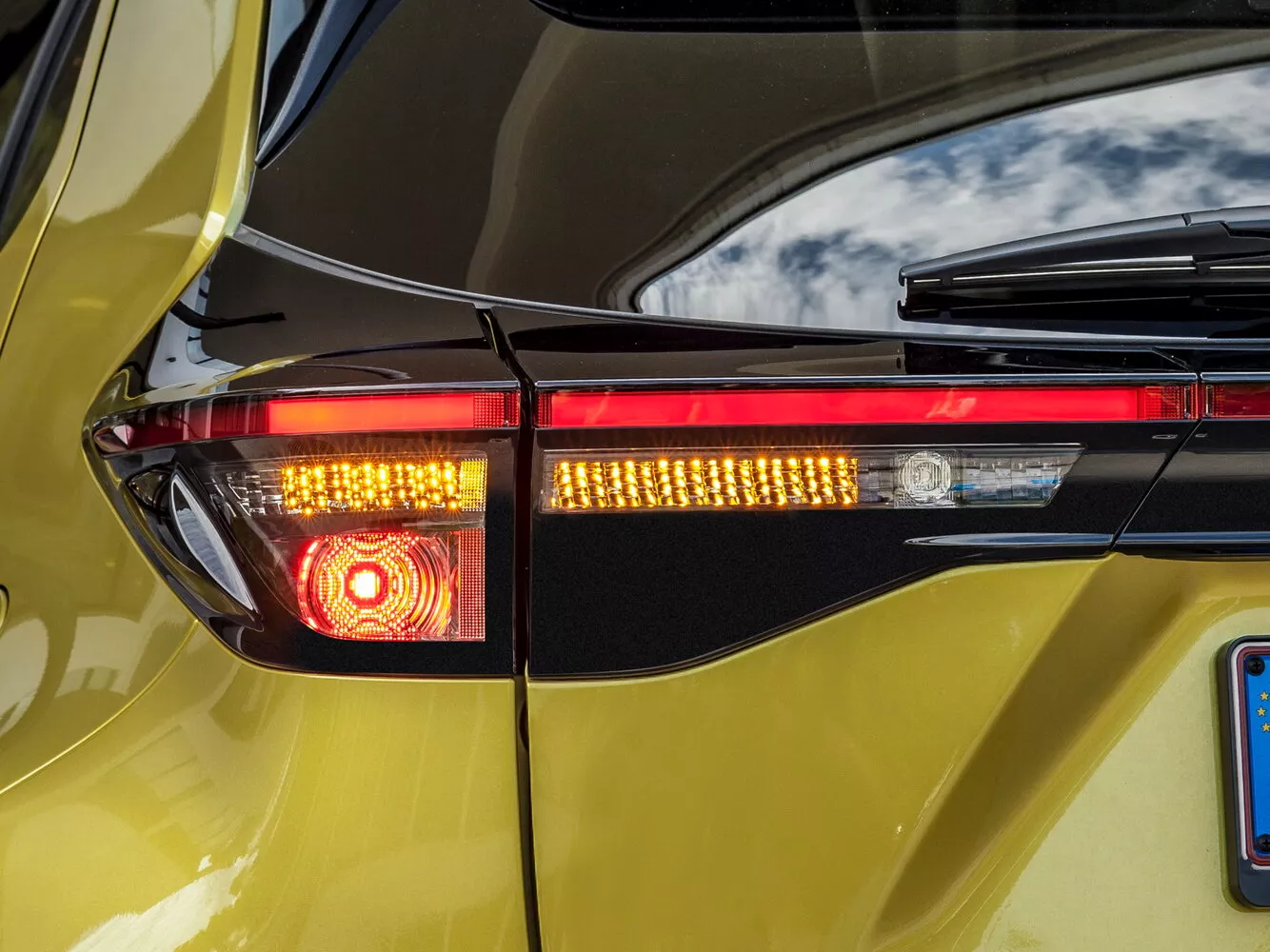 Фото задних фонорей Toyota Yaris Cross   2020 -  2024 
                                            