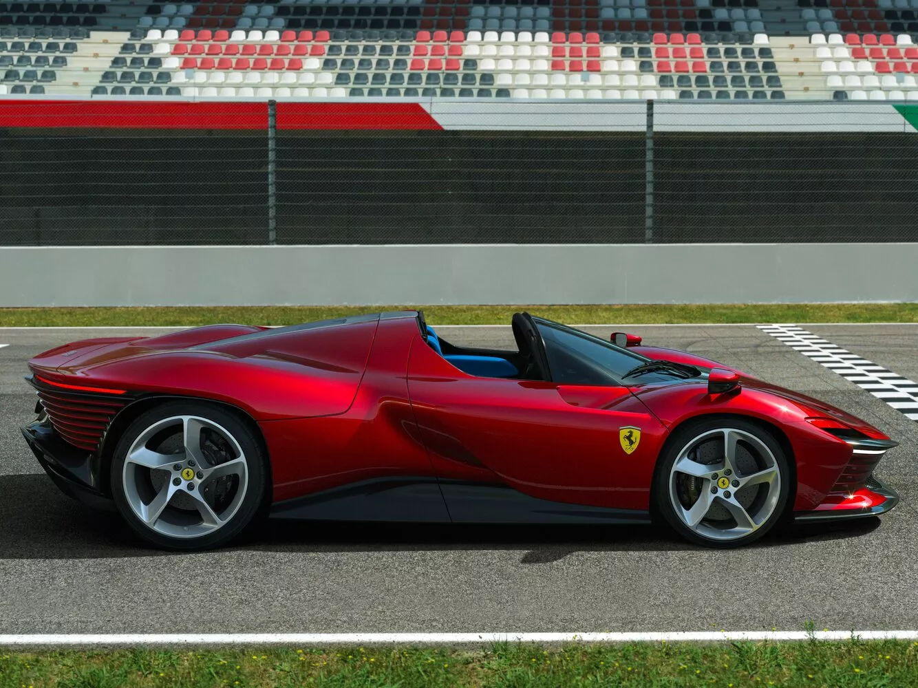 Фото сбоку Ferrari Daytona SP3   2022 -  2024 
                                            