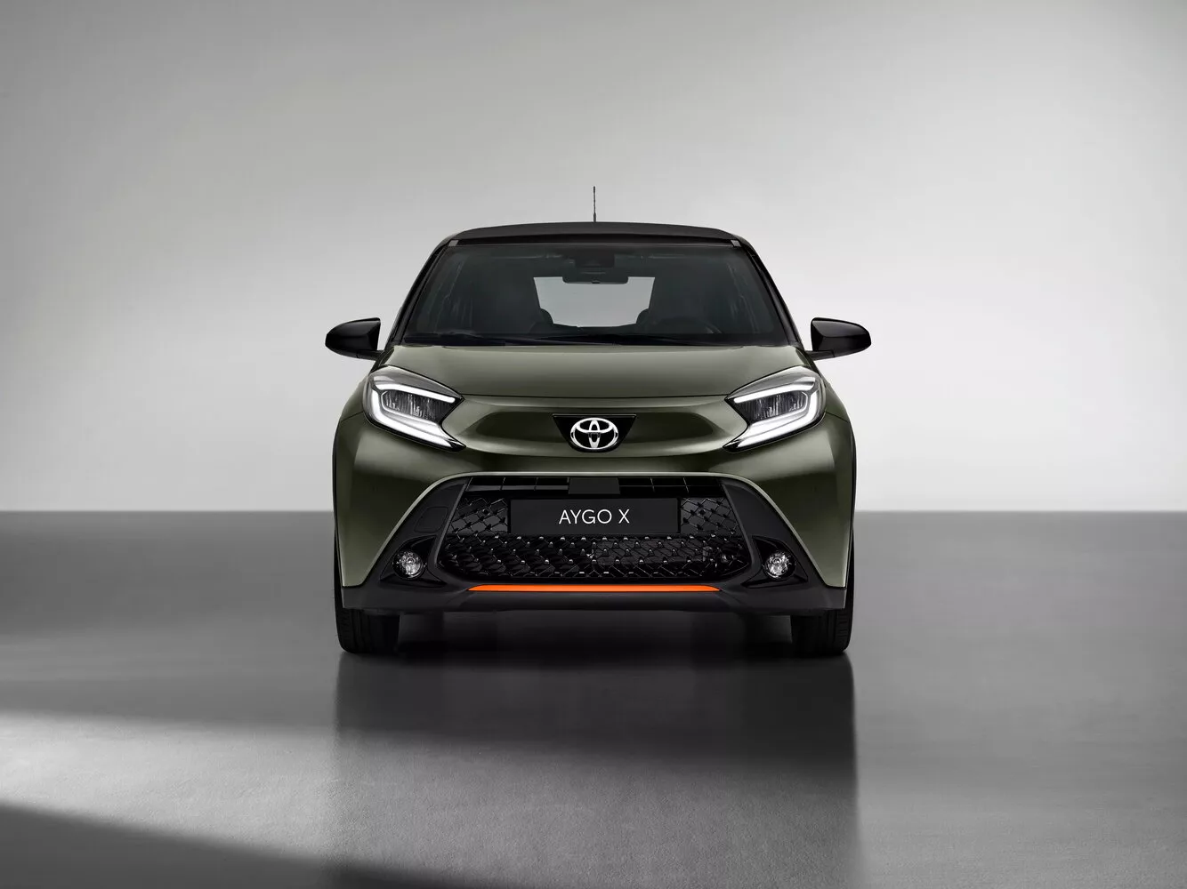 Фото спереди Toyota Aygo X   2021 -  2024 
                                            
