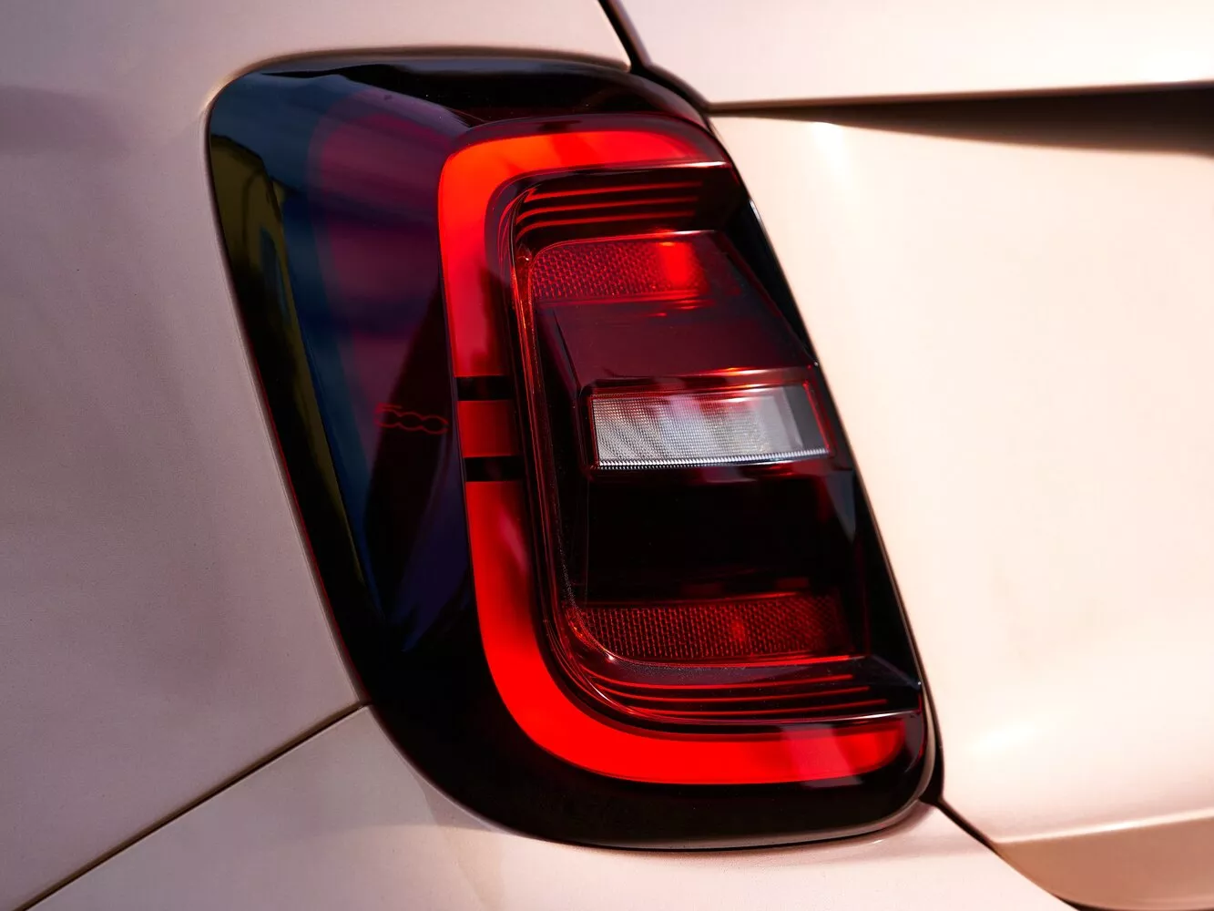 Фото задних фонорей Fiat 500  III 2020 -  2024 
                                            