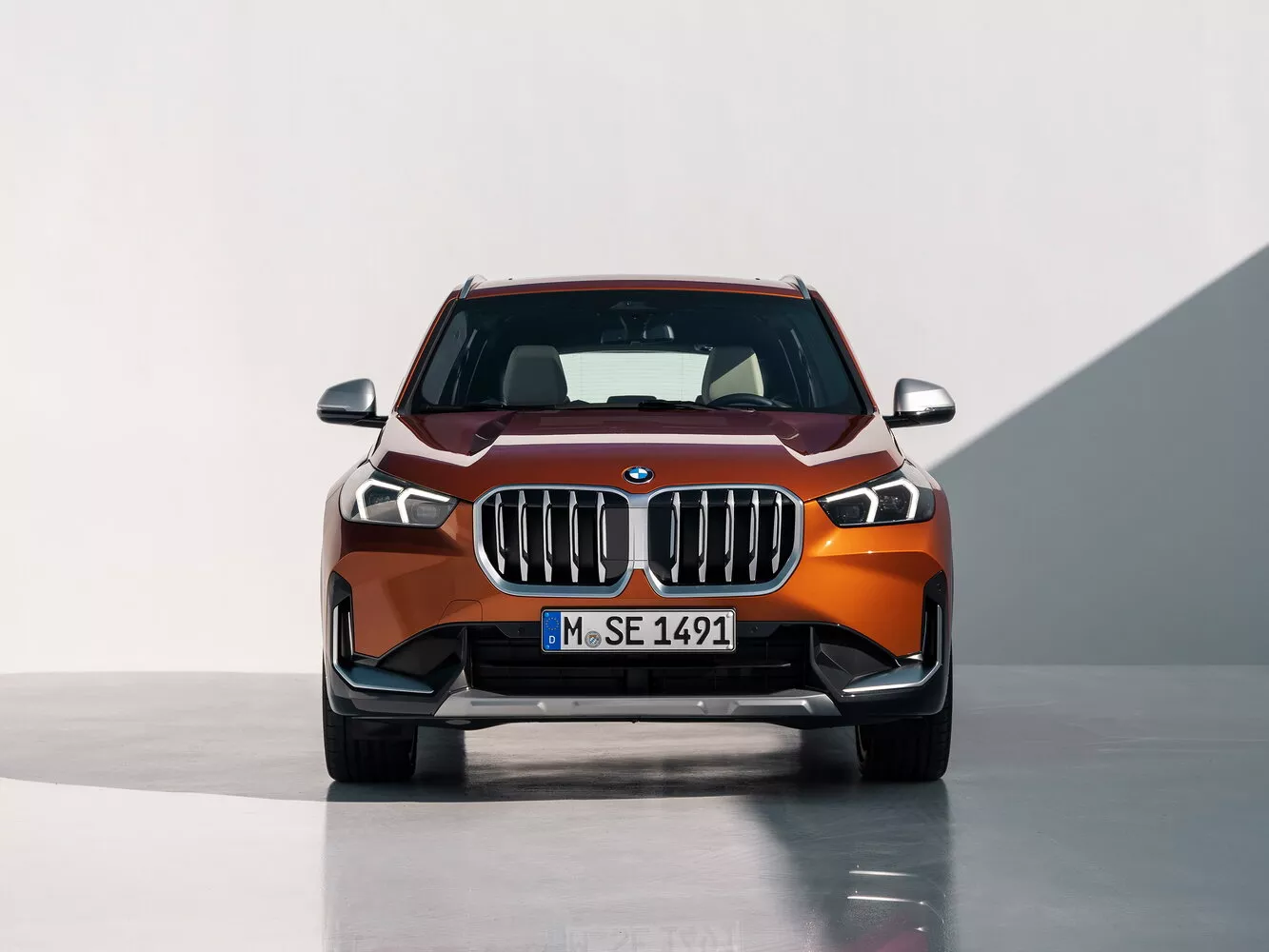 Фото спереди BMW X1  III (U11) 2022 -  2024 
                                            