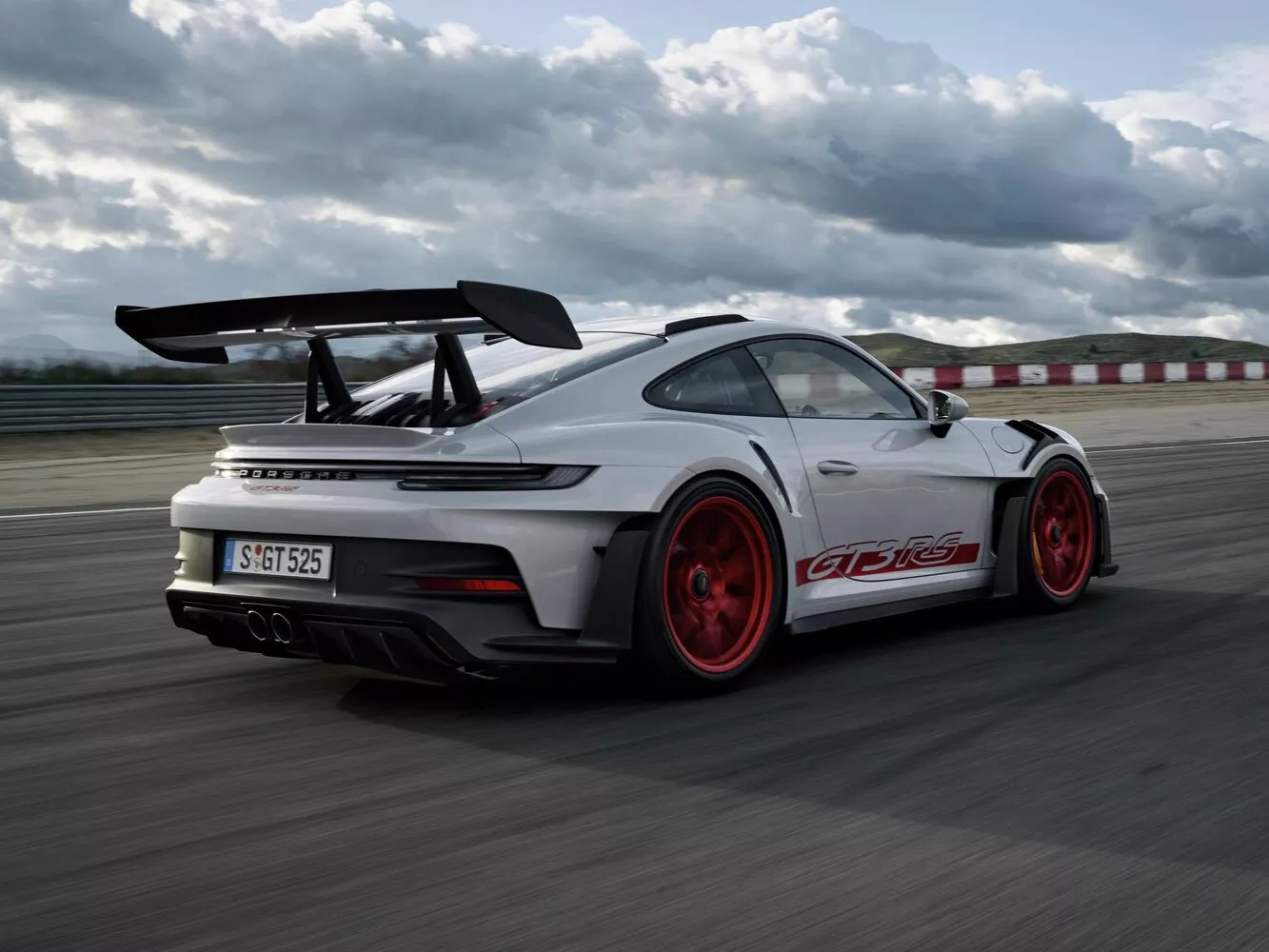 Фото с разворота сзади Porsche 911 GT3 RS 992 2021 -  2024 
                                            