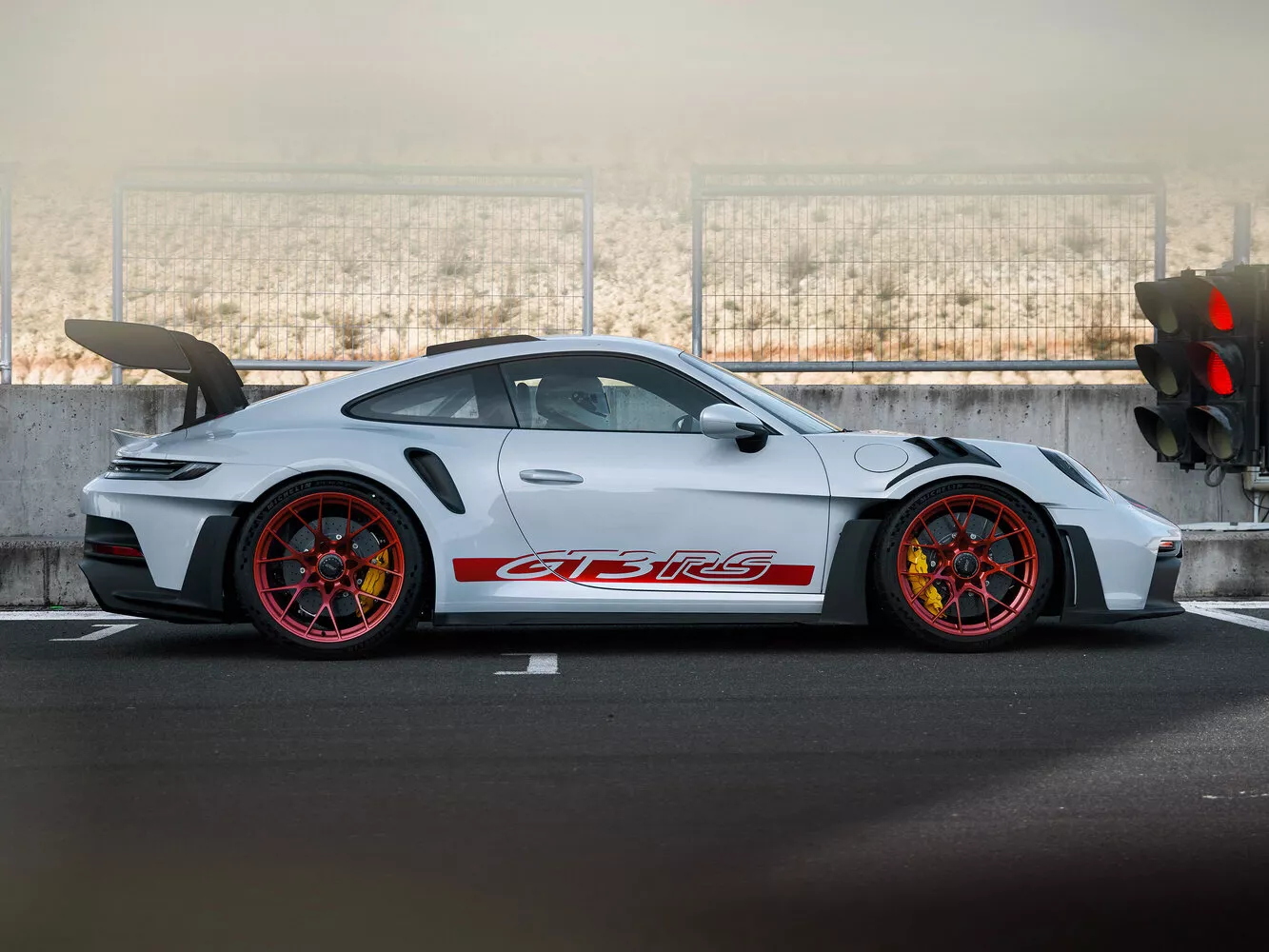 Фото сбоку Porsche 911 GT3 RS 992 2021 -  2024 
                                            