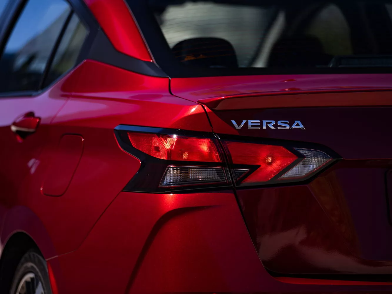 Фото задних фонорей Nissan Versa  III Рестайлинг 2022 -  2024 
                                            