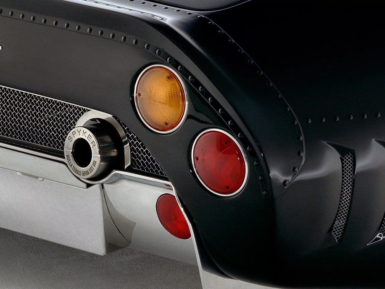 Фото задних фонорей Spyker C8 Double 12S  2001 -  2024 
                                            