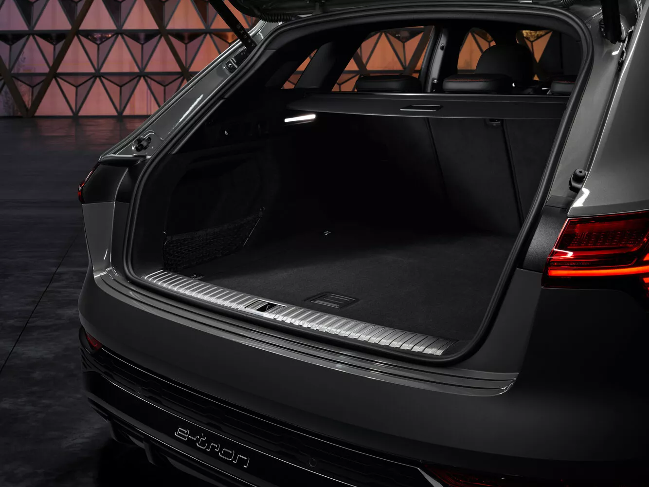 Фото багажника Audi Q8 e-tron   2022 -  2024 
                                            