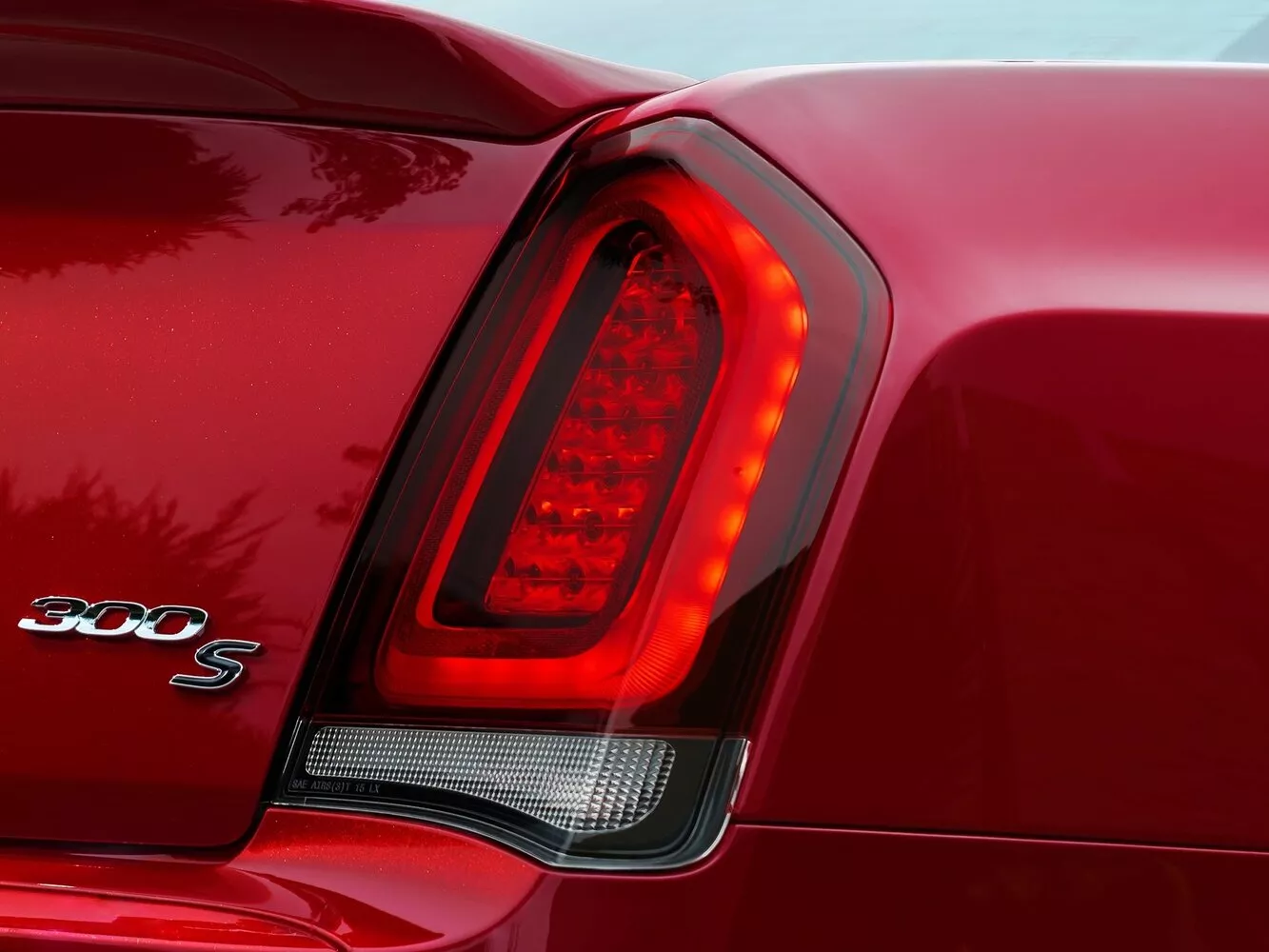 Фото задних фонорей Chrysler 300C  II Рестайлинг 2015 -  2024 
                                            