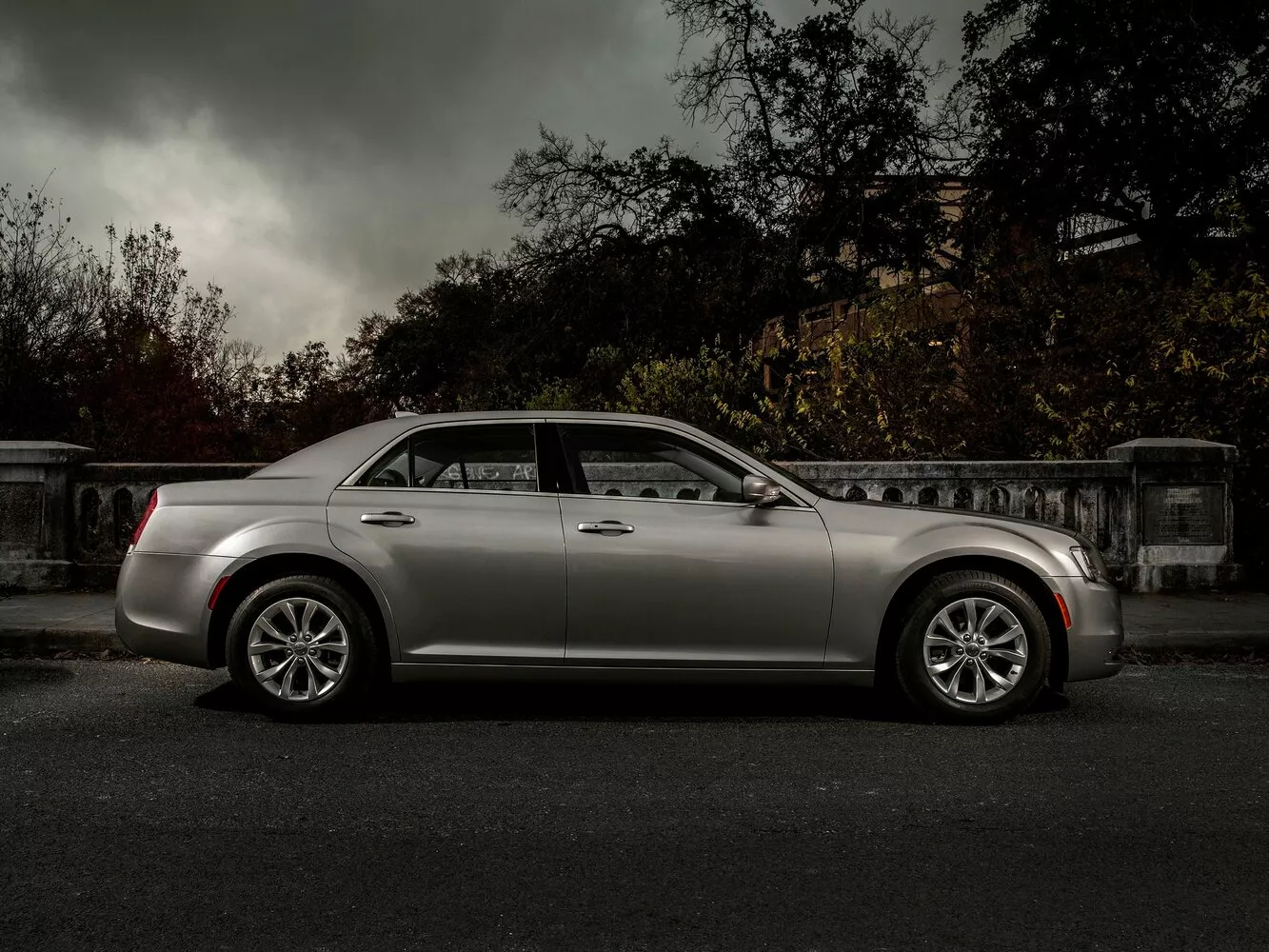 Фото сбоку Chrysler 300C  II Рестайлинг 2015 -  2024 
                                            