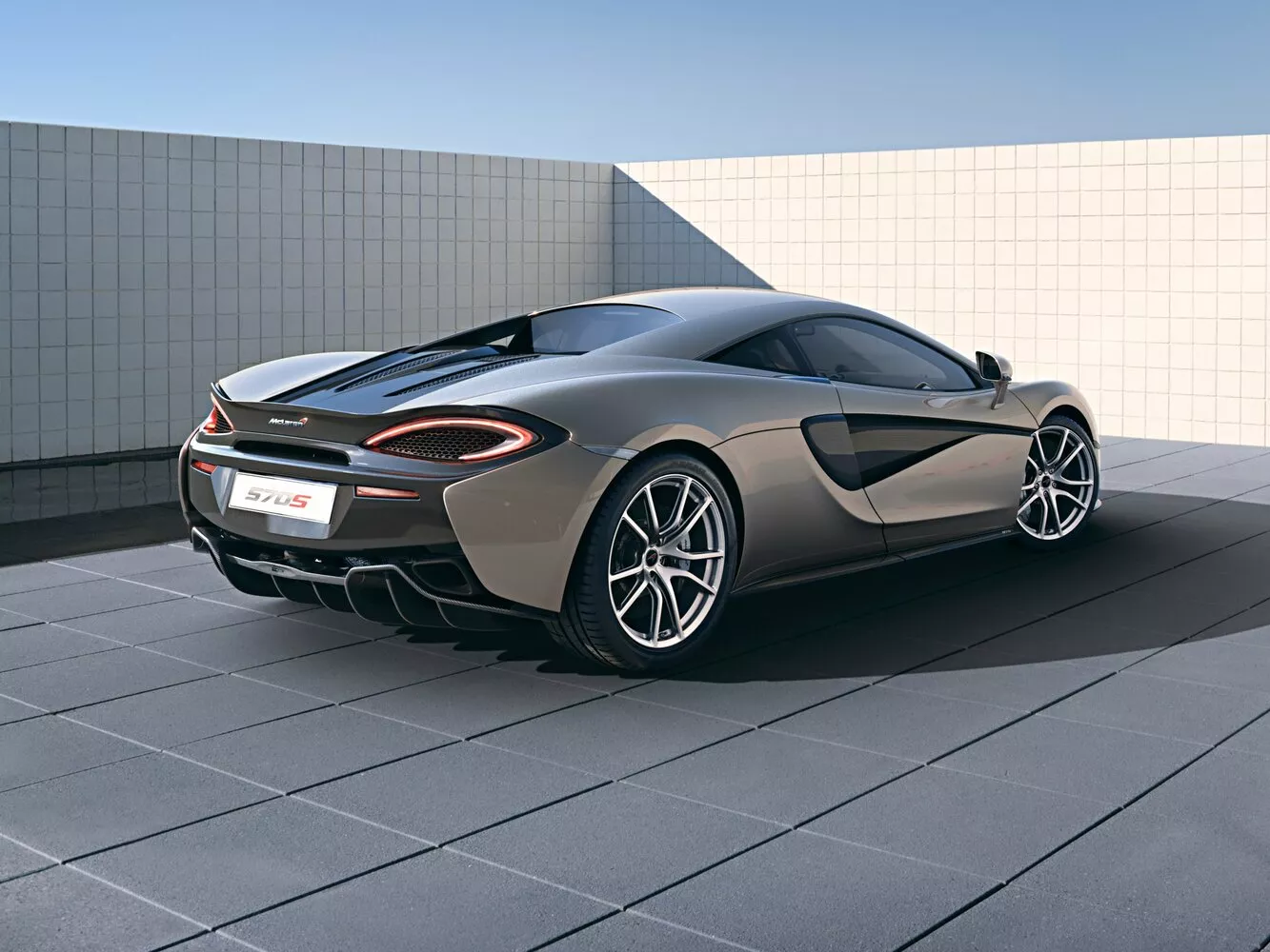 Фото с разворота сзади McLaren 570S   2015 -  2024 
                                            