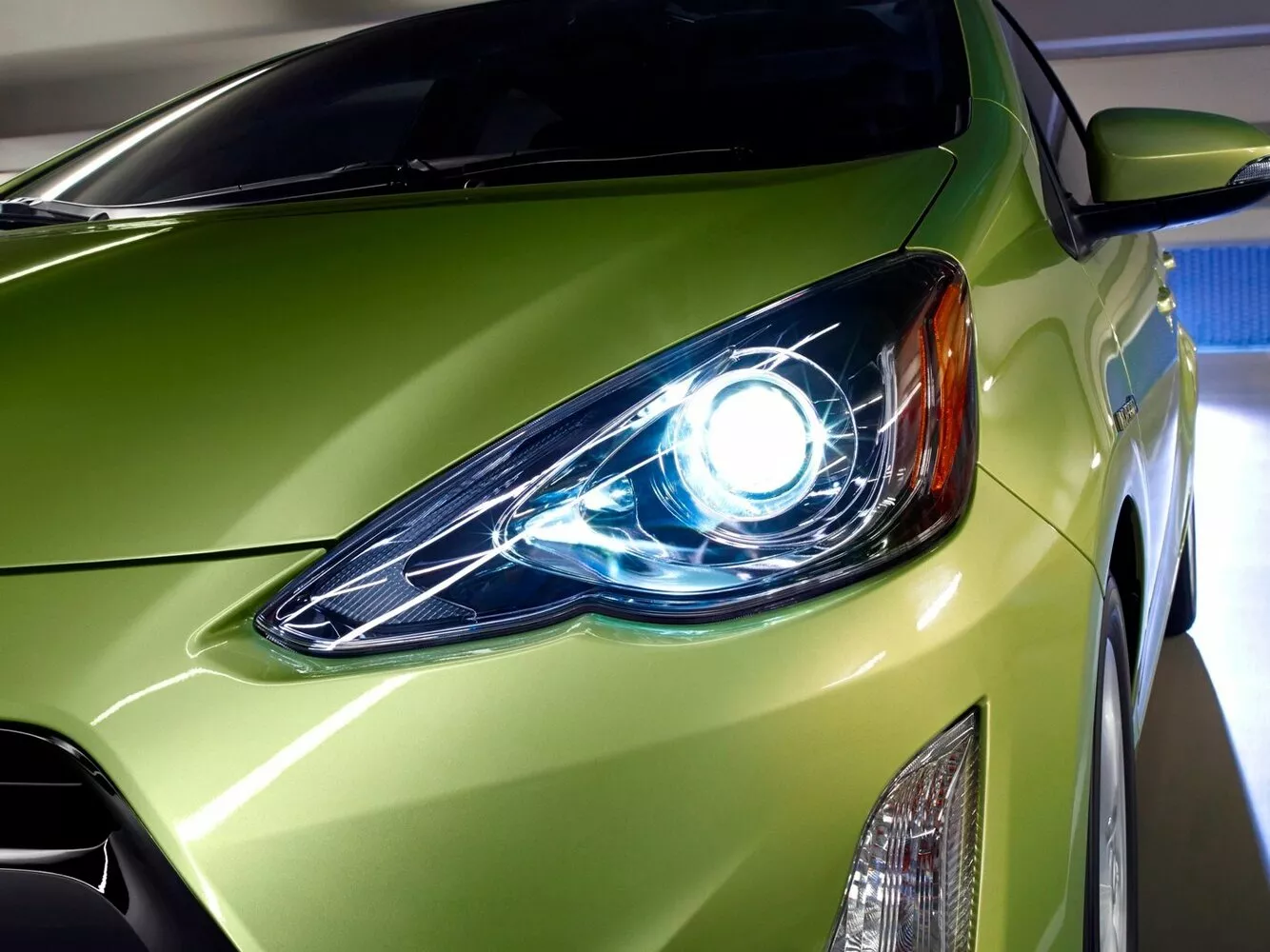 Фото передних фар Toyota Prius c  I Рестайлинг 2015 -  2024 
                                            