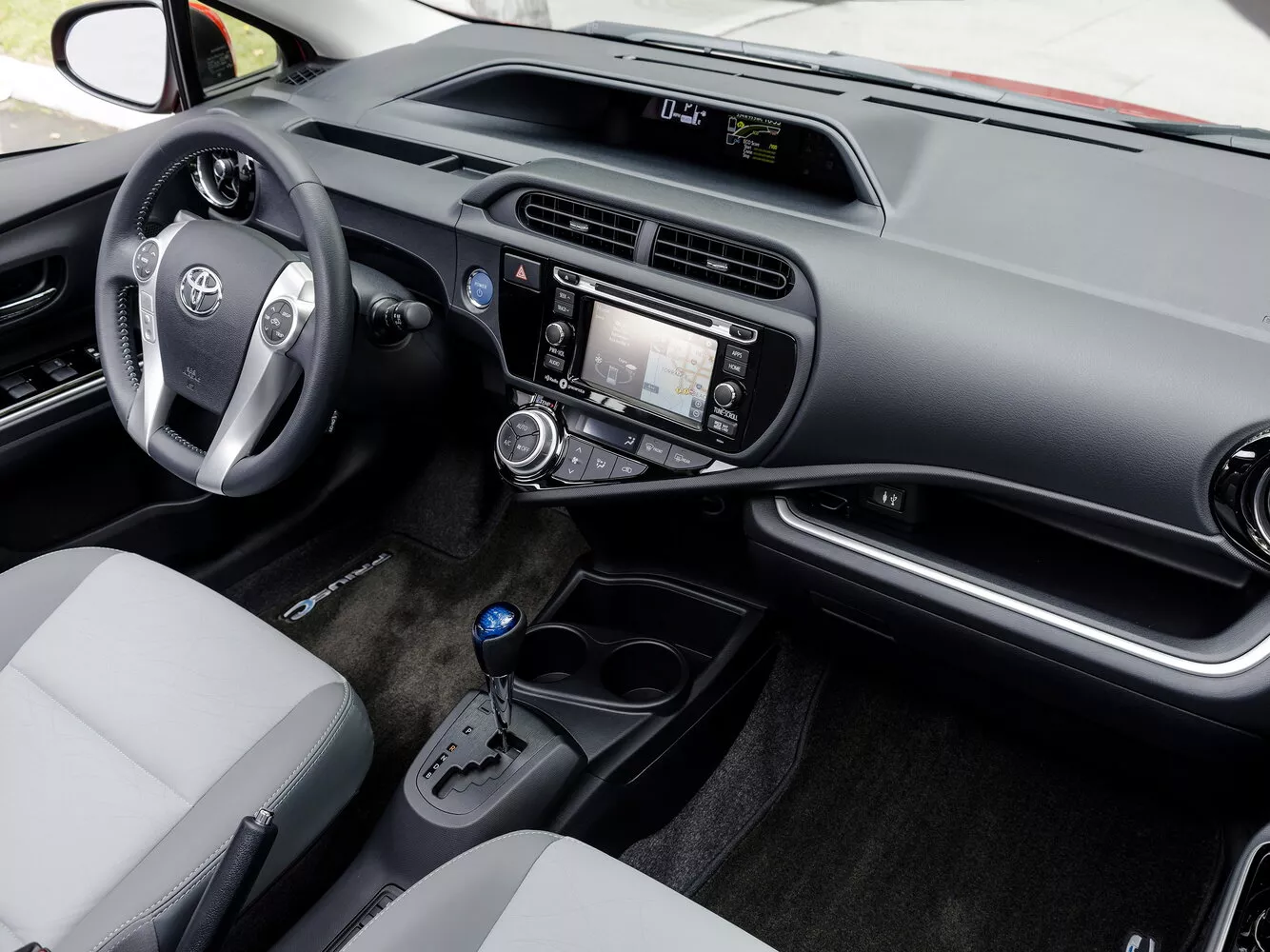 Фото салона спереди Toyota Prius c  I Рестайлинг 2015 -  2024 
                                            