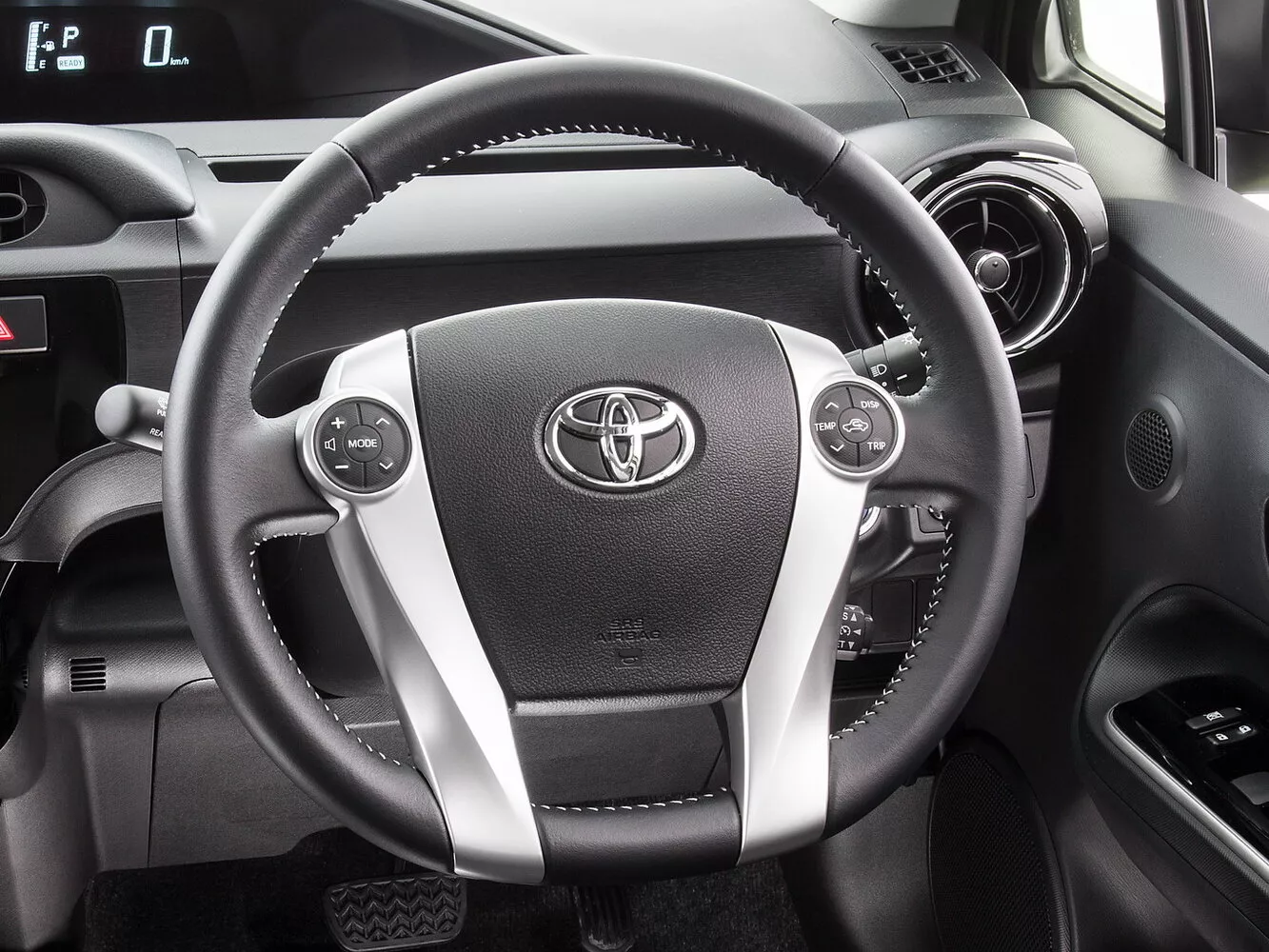 Фото рулевого колеса Toyota Prius c  I Рестайлинг 2015 -  2024 
                                            