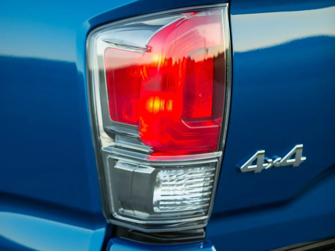 Фото задних фонорей Toyota Tacoma  III 2015 -  2024 
                                            
