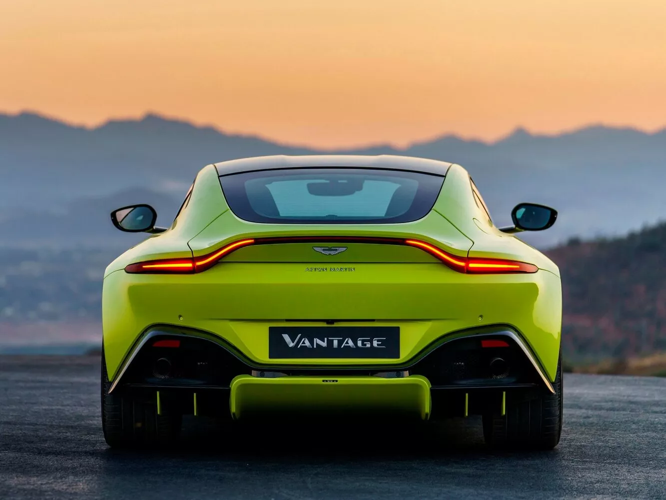 Фото сзади Aston Martin V8 Vantage  IV 2017 -  2024 
                                            