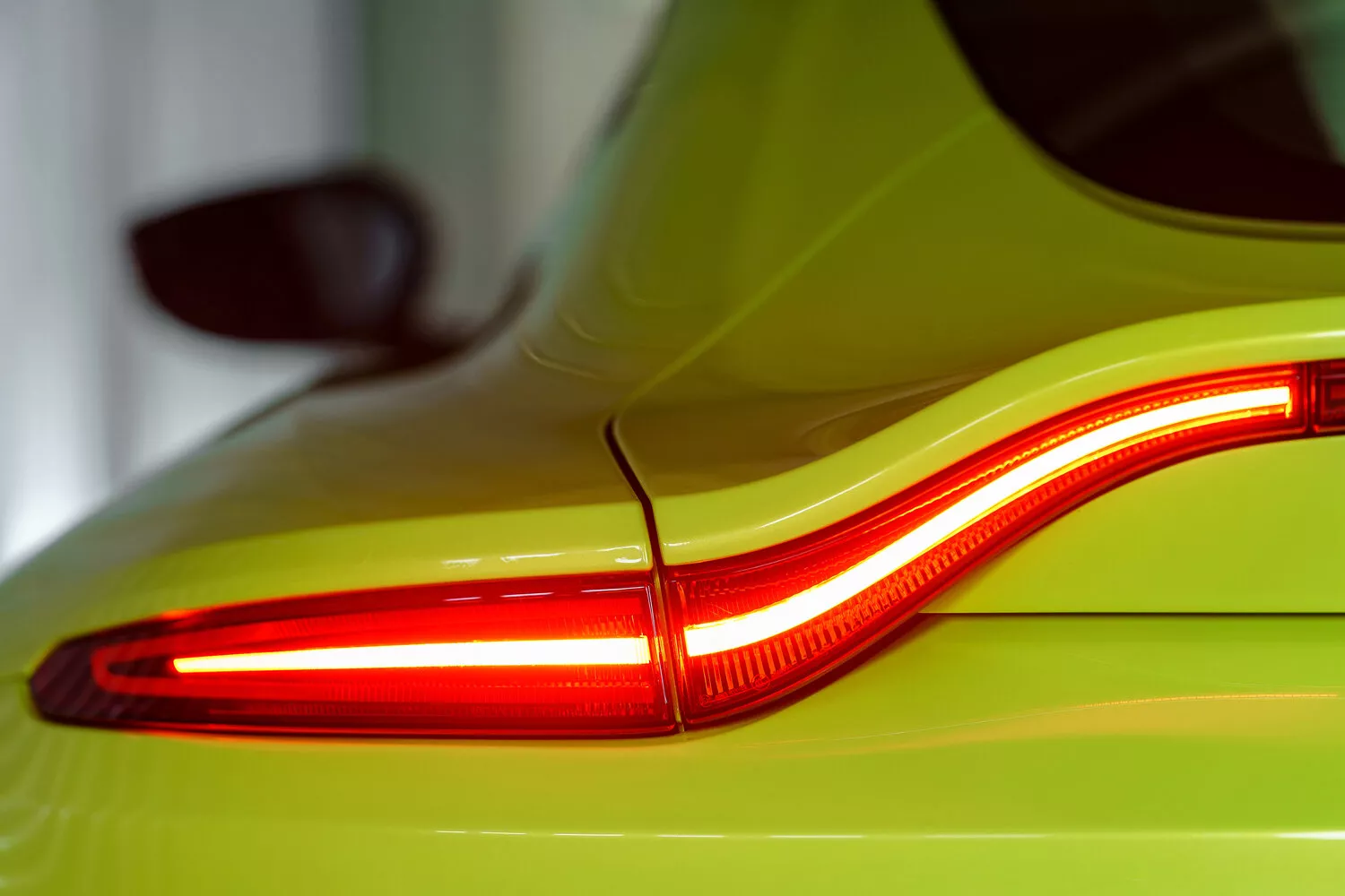 Фото задних фонорей Aston Martin V8 Vantage  IV 2017 -  2024 
                                            