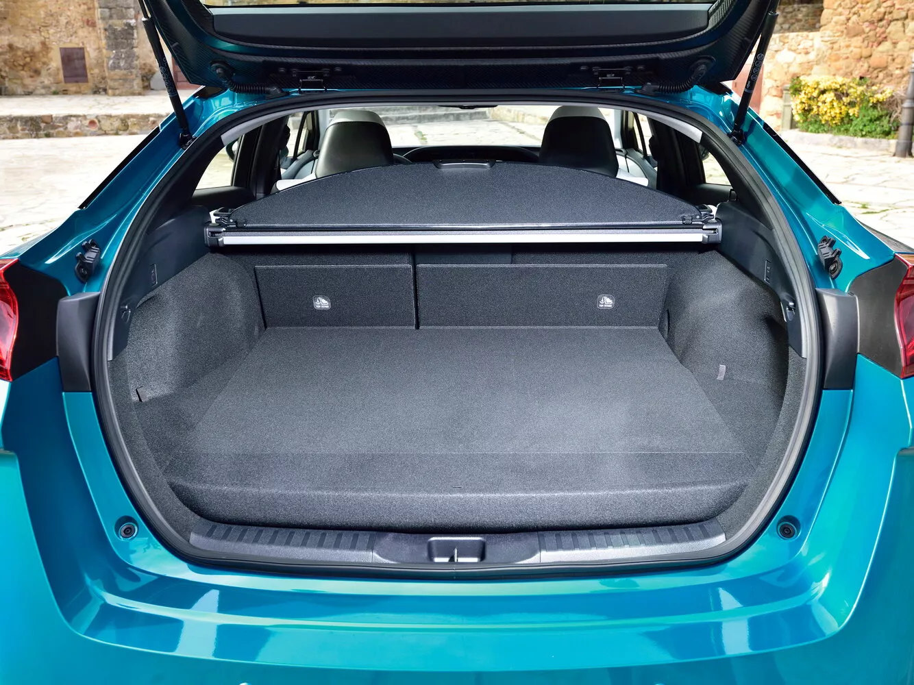 Фото багажника Toyota Prius PHV ZVW52 IV (XW50) 2015 -  2024 
                                            