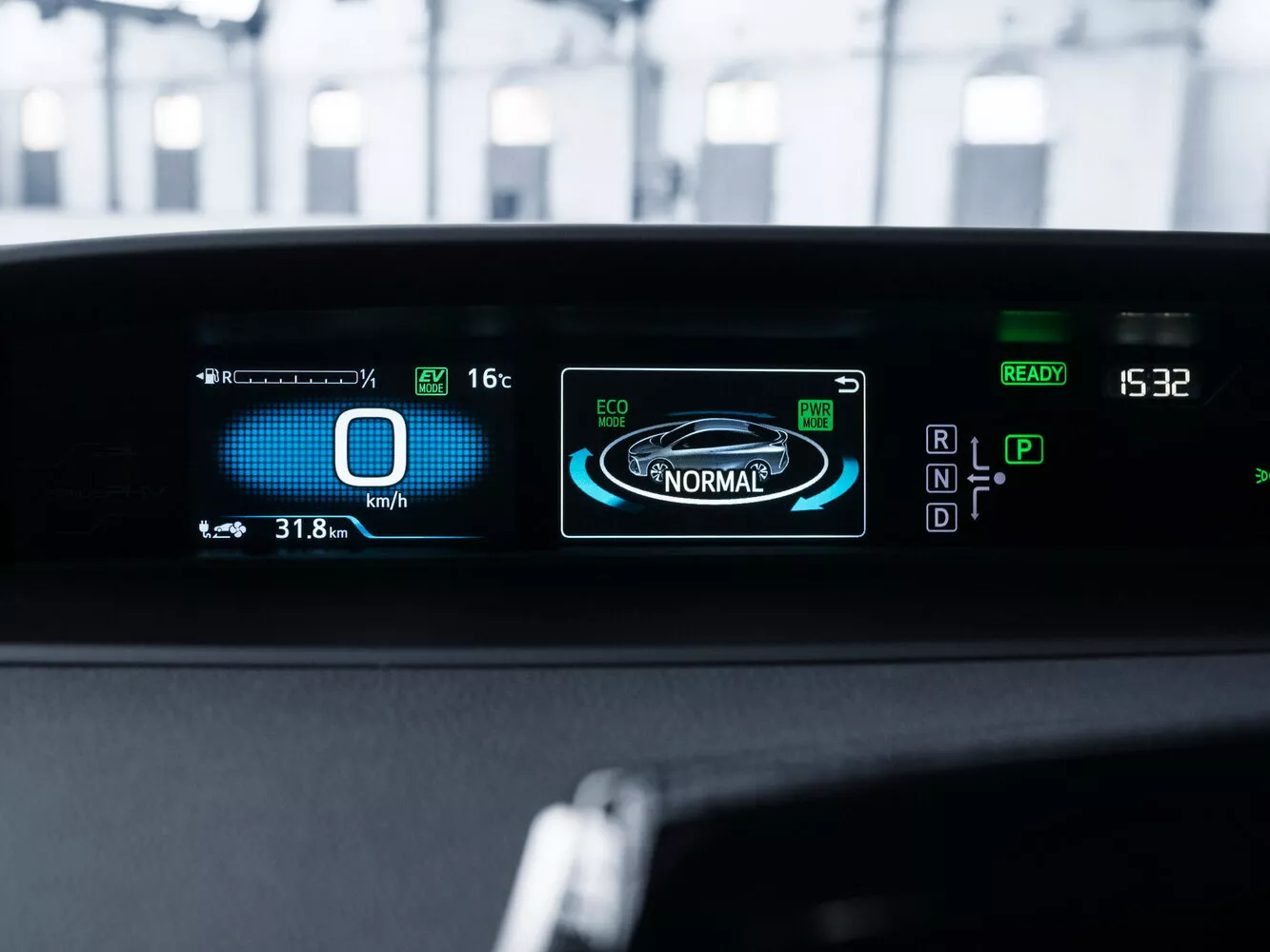 Фото приборной панели Toyota Prius PHV ZVW52 IV (XW50) 2015 -  2024 
                                            