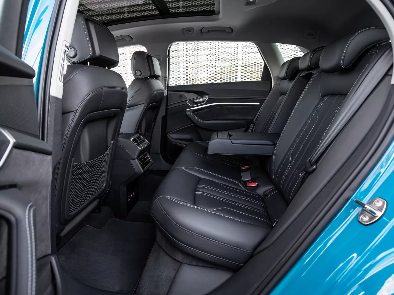 Фото салона сзади Audi e-tron  I 2018 -  2024 
                                            