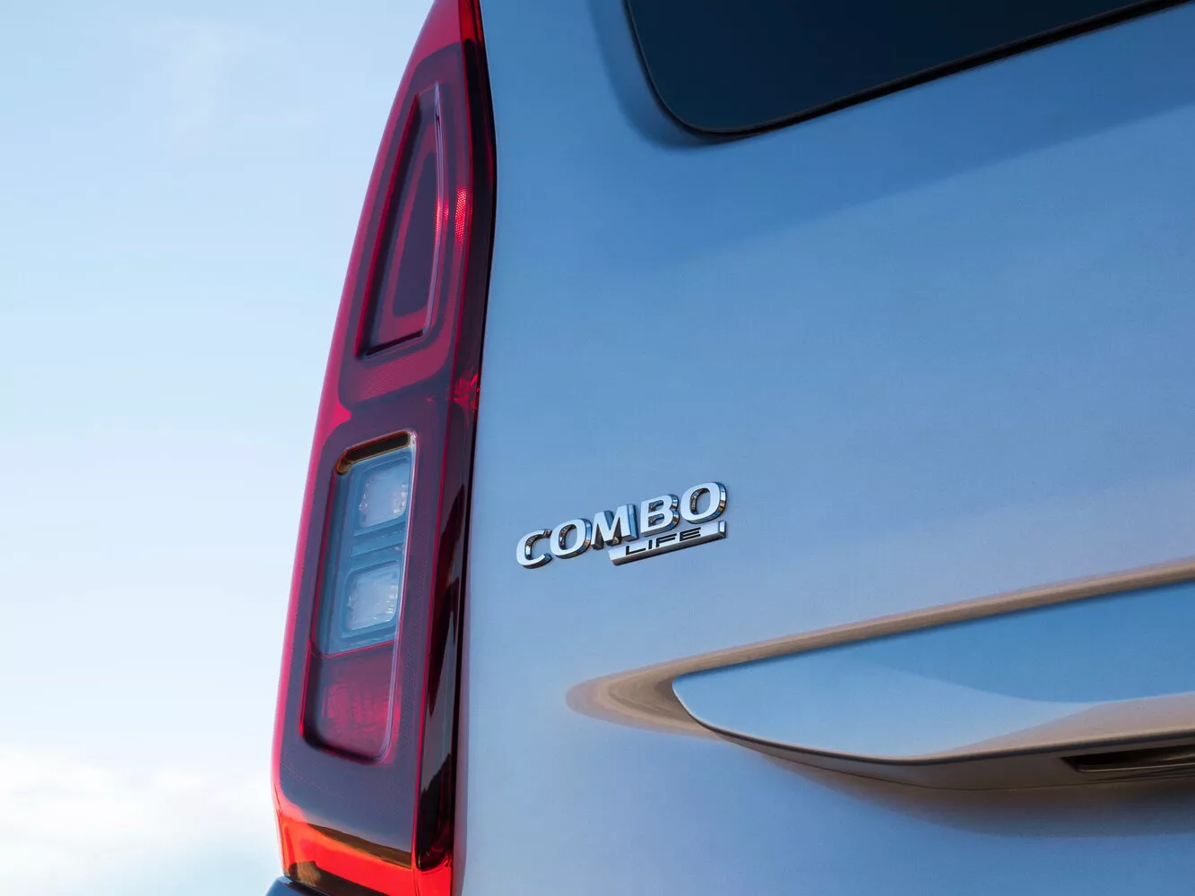 Фото задних фонорей Opel Combo  E 2018 -  2024 
                                            