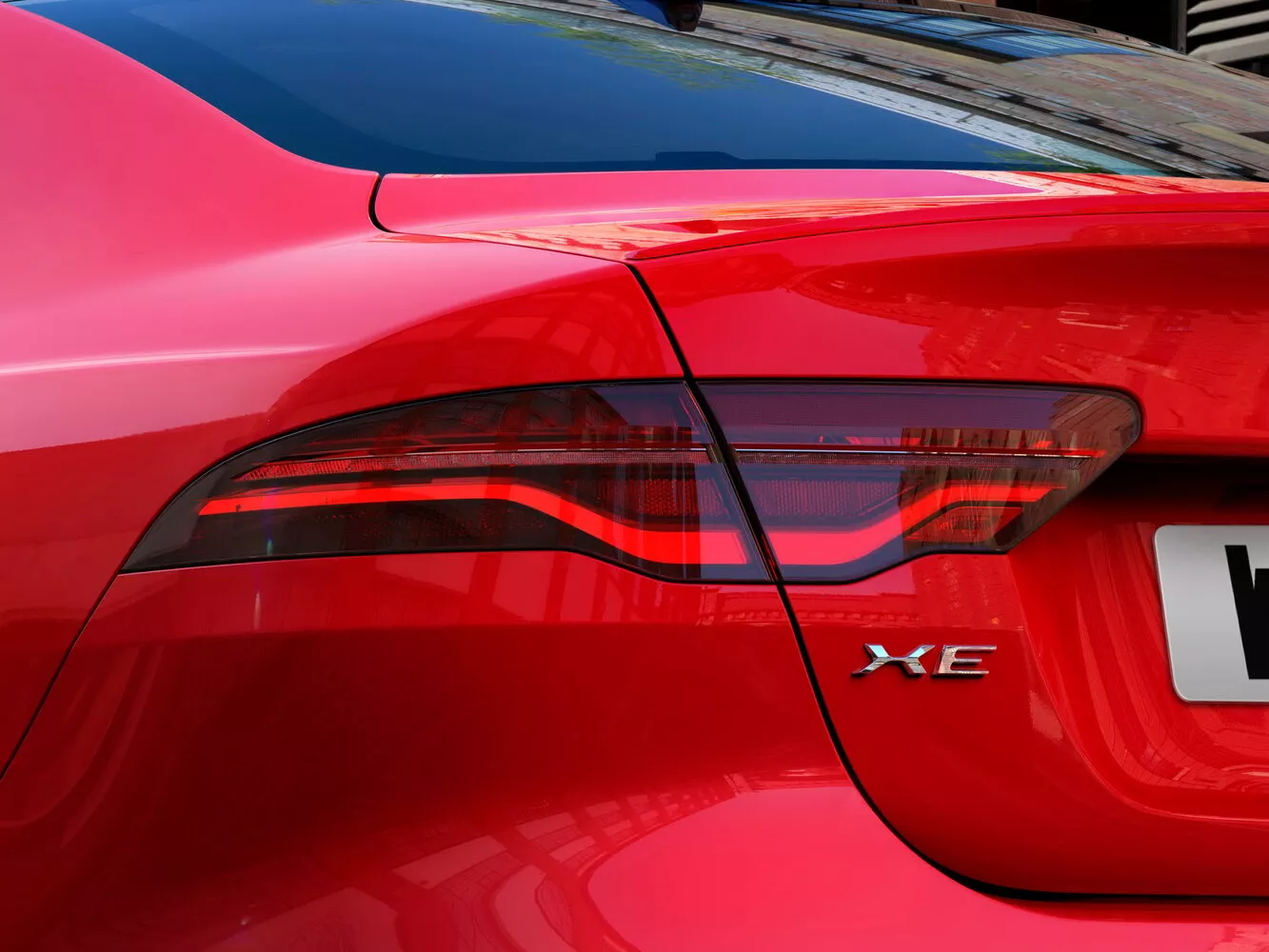 Фото задних фонорей Jaguar XE  I Рестайлинг 2019 -  2024 
                                            