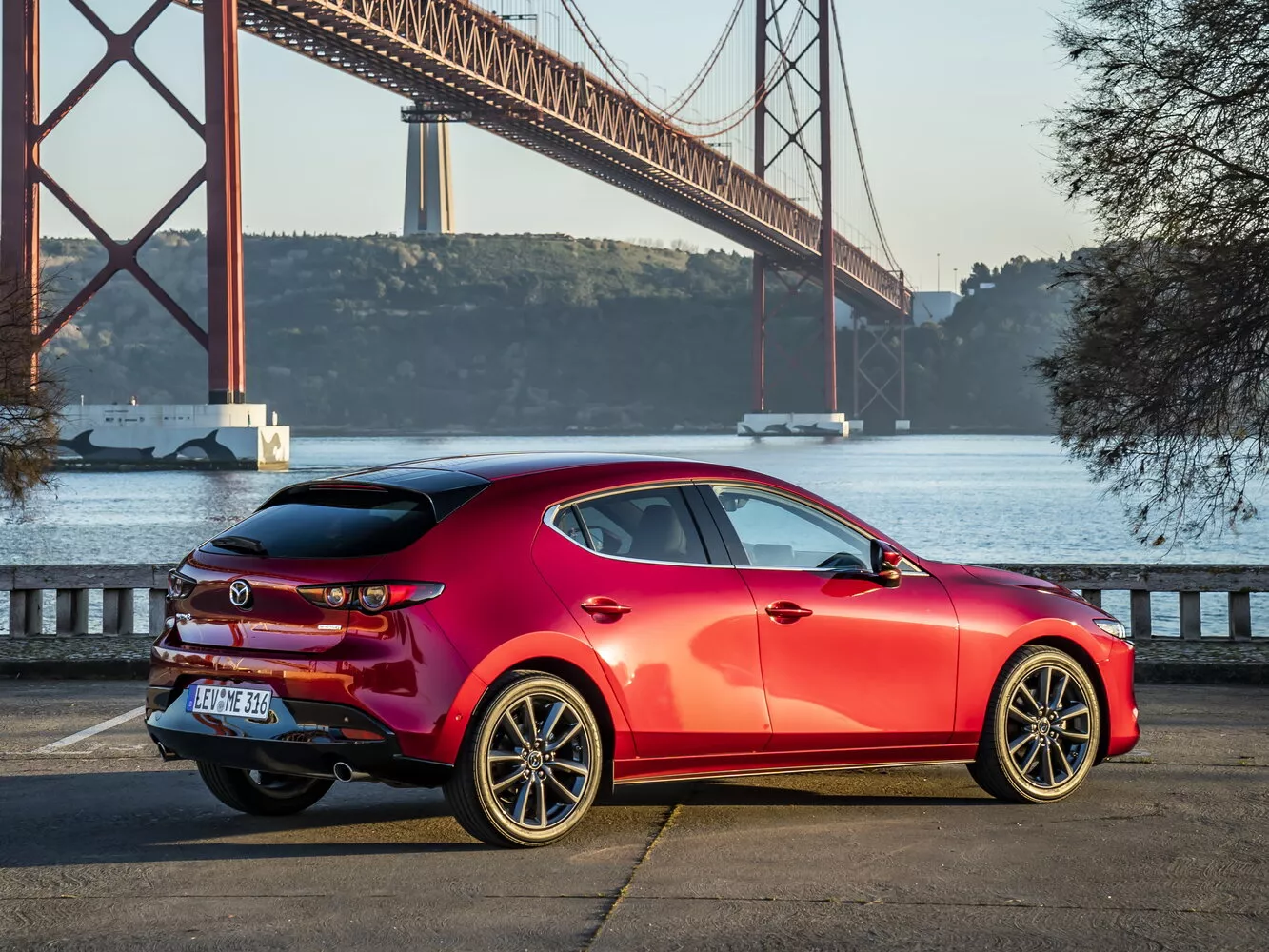 Фото с разворота сзади Mazda 3  IV (BP) 2019 -  2024 
                                            