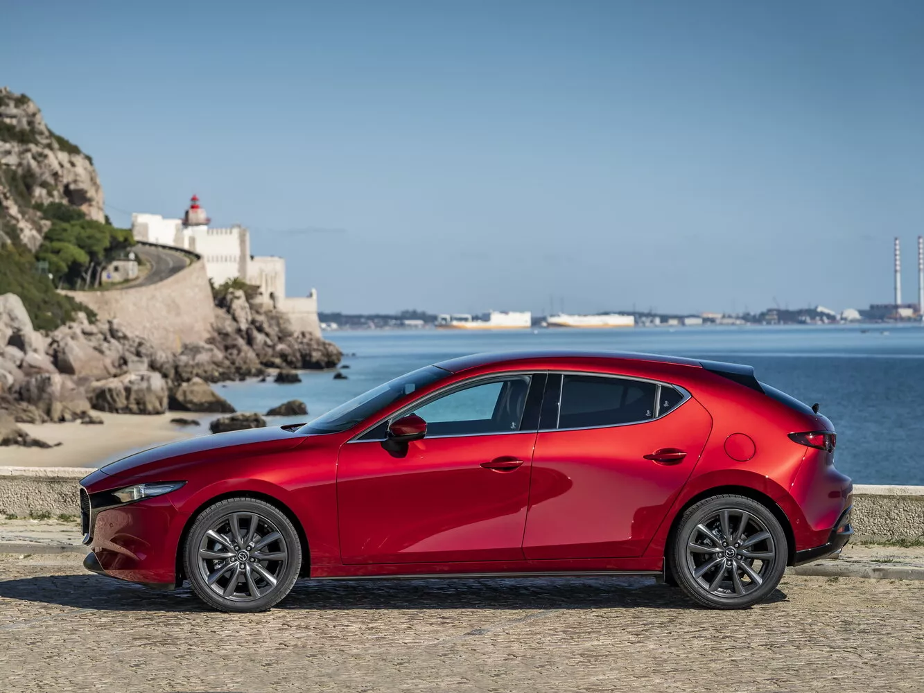 Фото сбоку Mazda 3  IV (BP) 2019 -  2024 
                                            