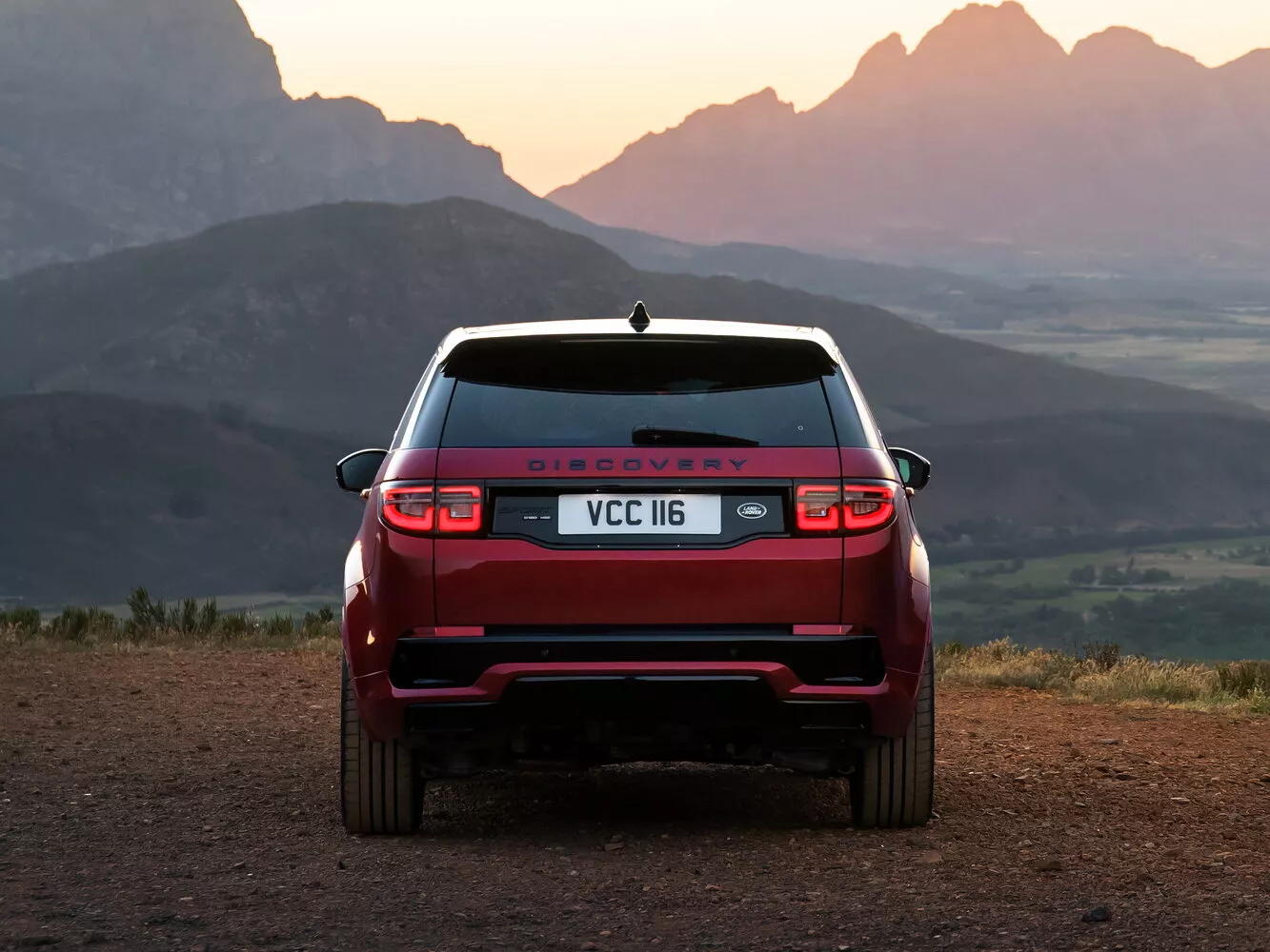 Фото сзади Land Rover Discovery Sport  I Рестайлинг 2019 -  2024 
                                            