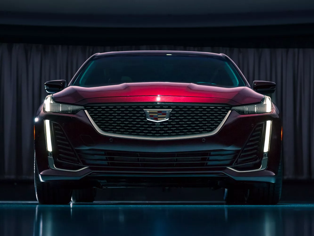 Фото спереди Cadillac CT5  I 2019 -  2024 
                                            