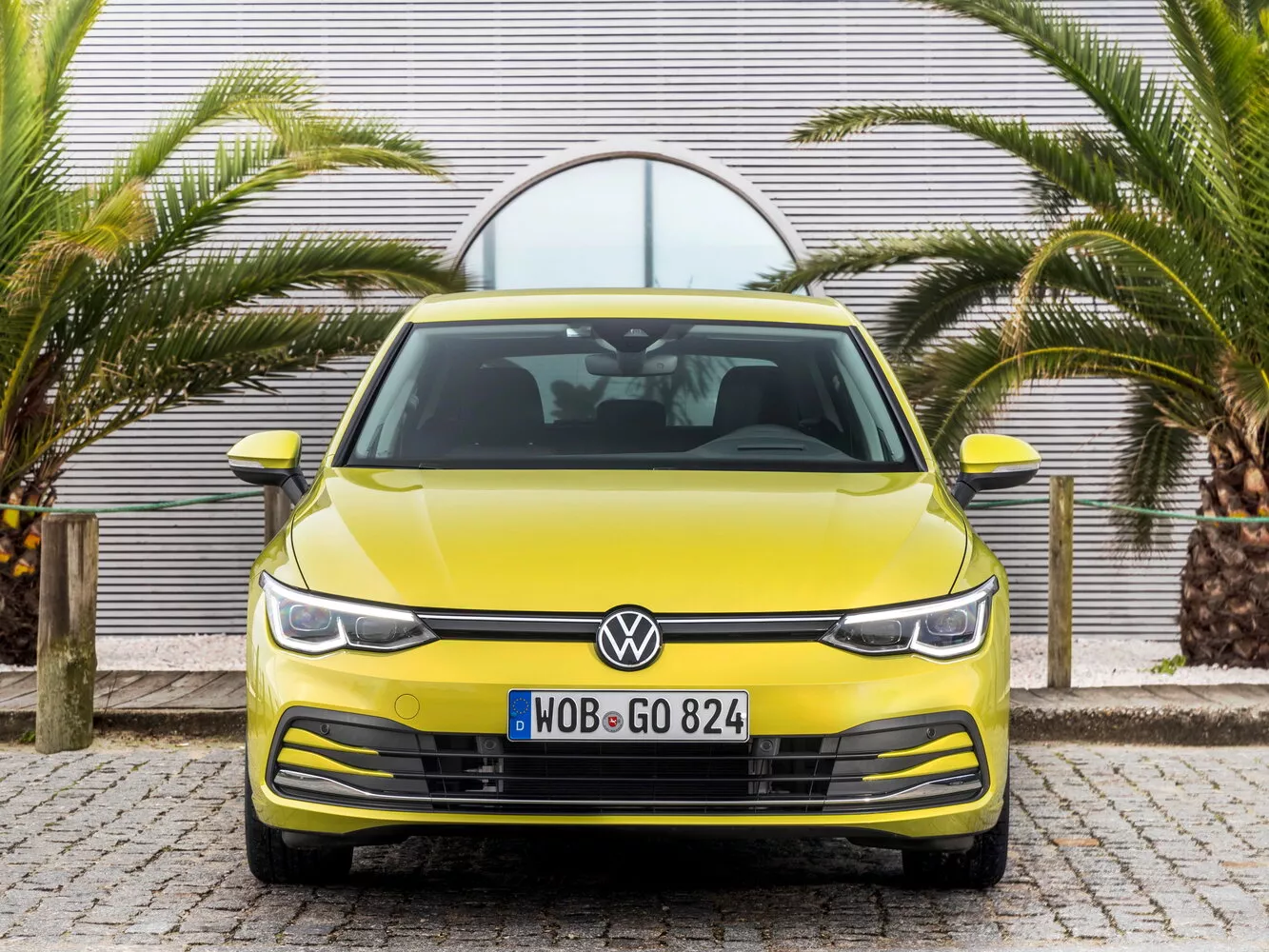 Фото спереди Volkswagen Golf  VIII 2019 -  2024 
                                            