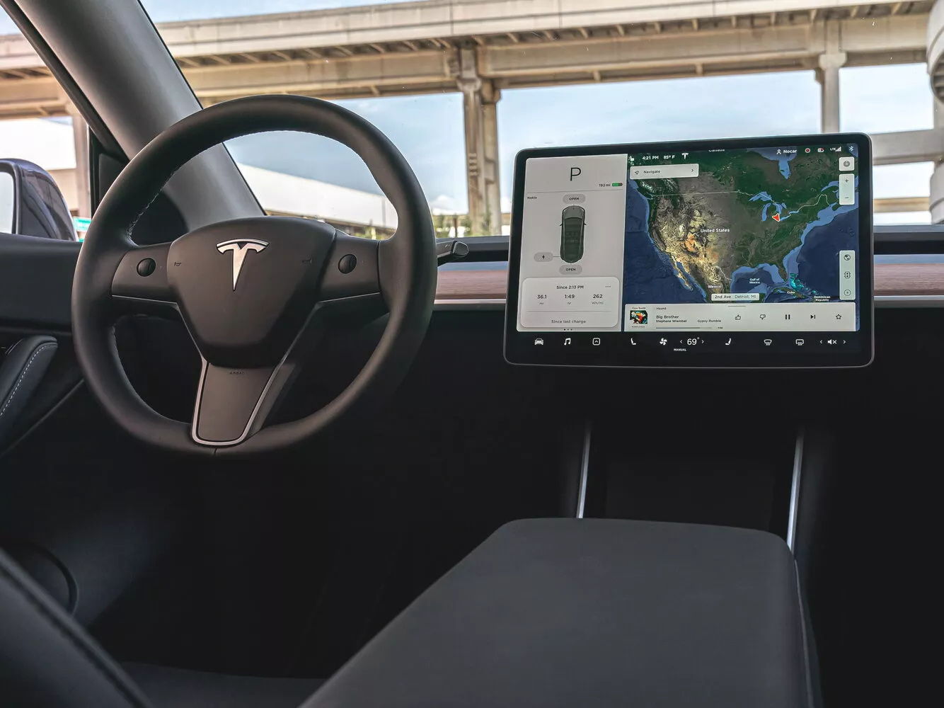 Фото салона спереди Tesla Model Y  I 2020 -  2024 
                                            