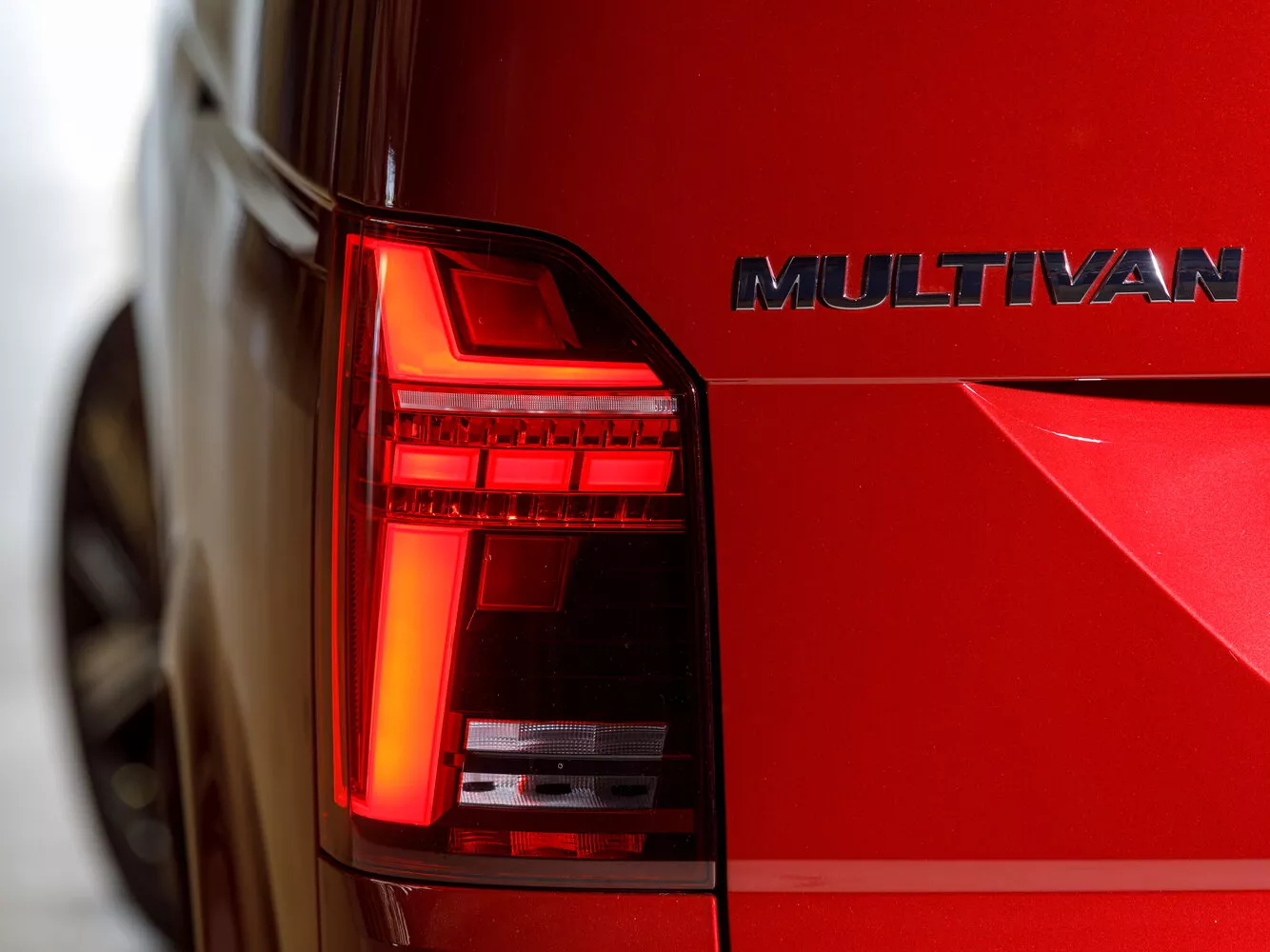 Фото задних фонорей Volkswagen Multivan Long T6 Рестайлинг 2019 -  2024 
                                            