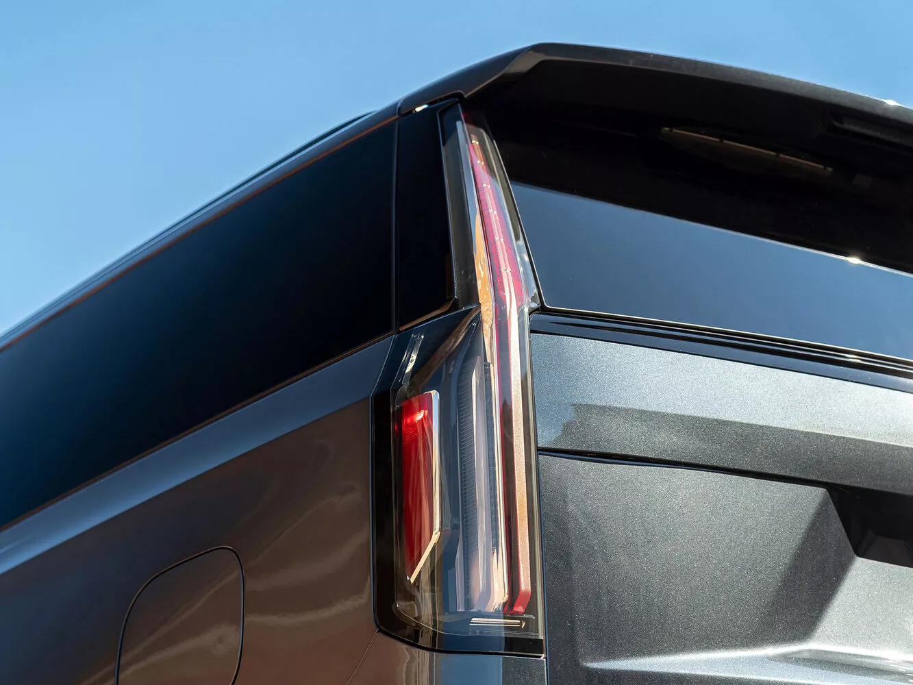 Фото задних фонорей Cadillac Escalade ESV V 2020 -  2024 
                                            