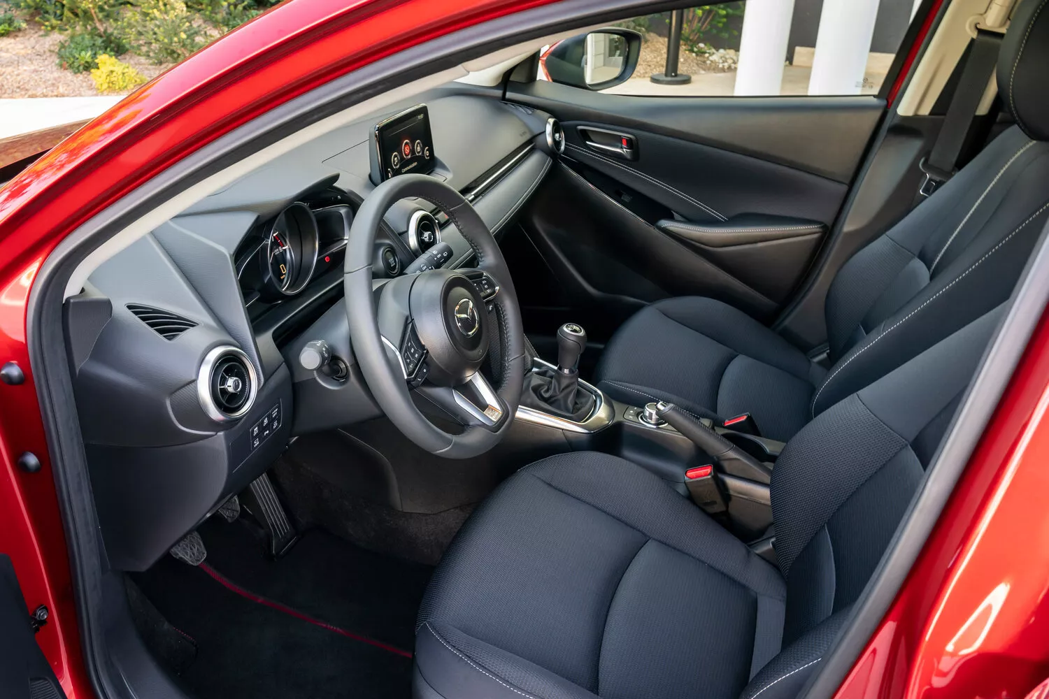 Фото места водителя Mazda 2  III (DJ) Рестайлинг 2019 -  2024 
                                            
