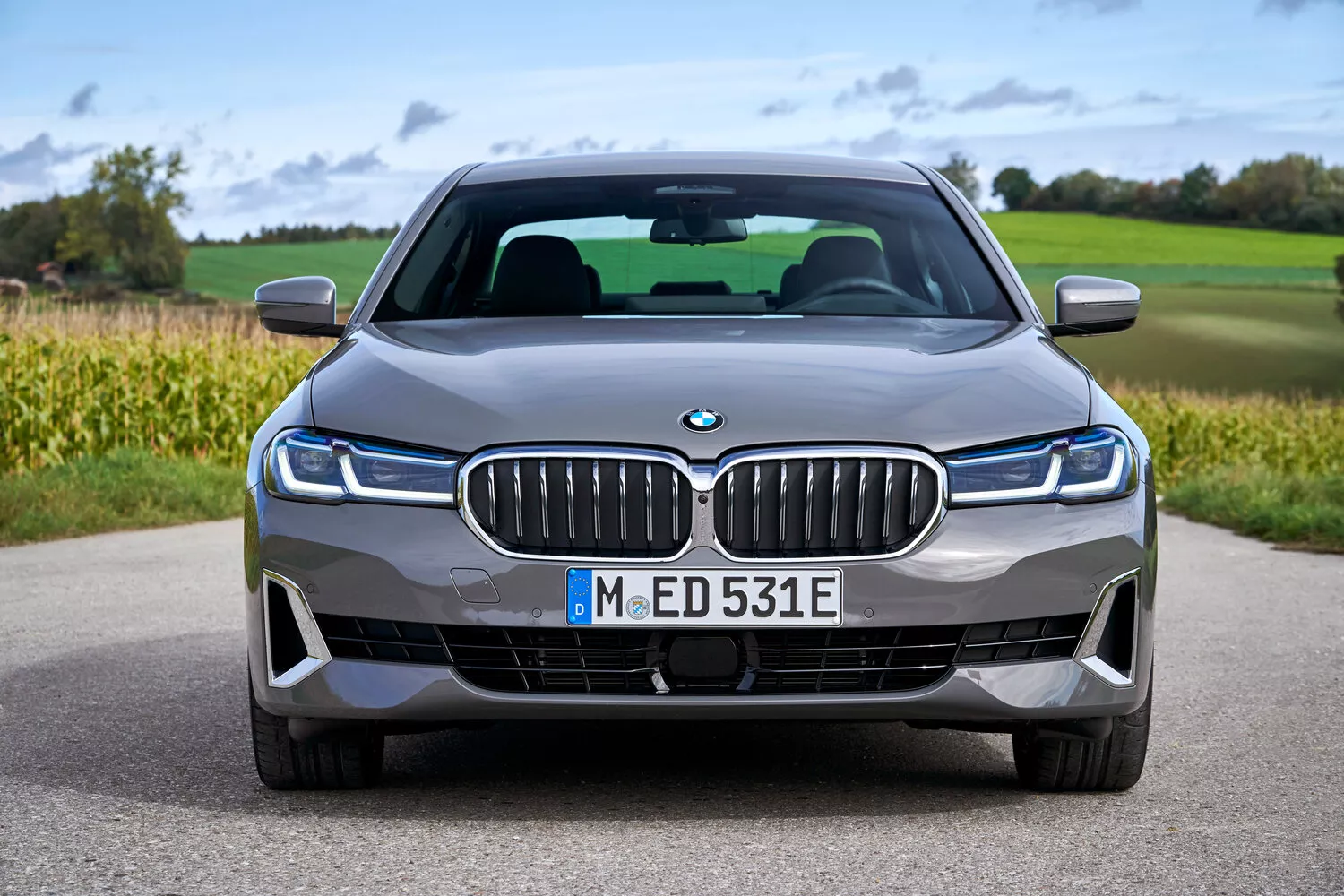 Фото спереди BMW 5 серии  VII (G30/G31) Рестайлинг 2020 -  2024 
                                            
