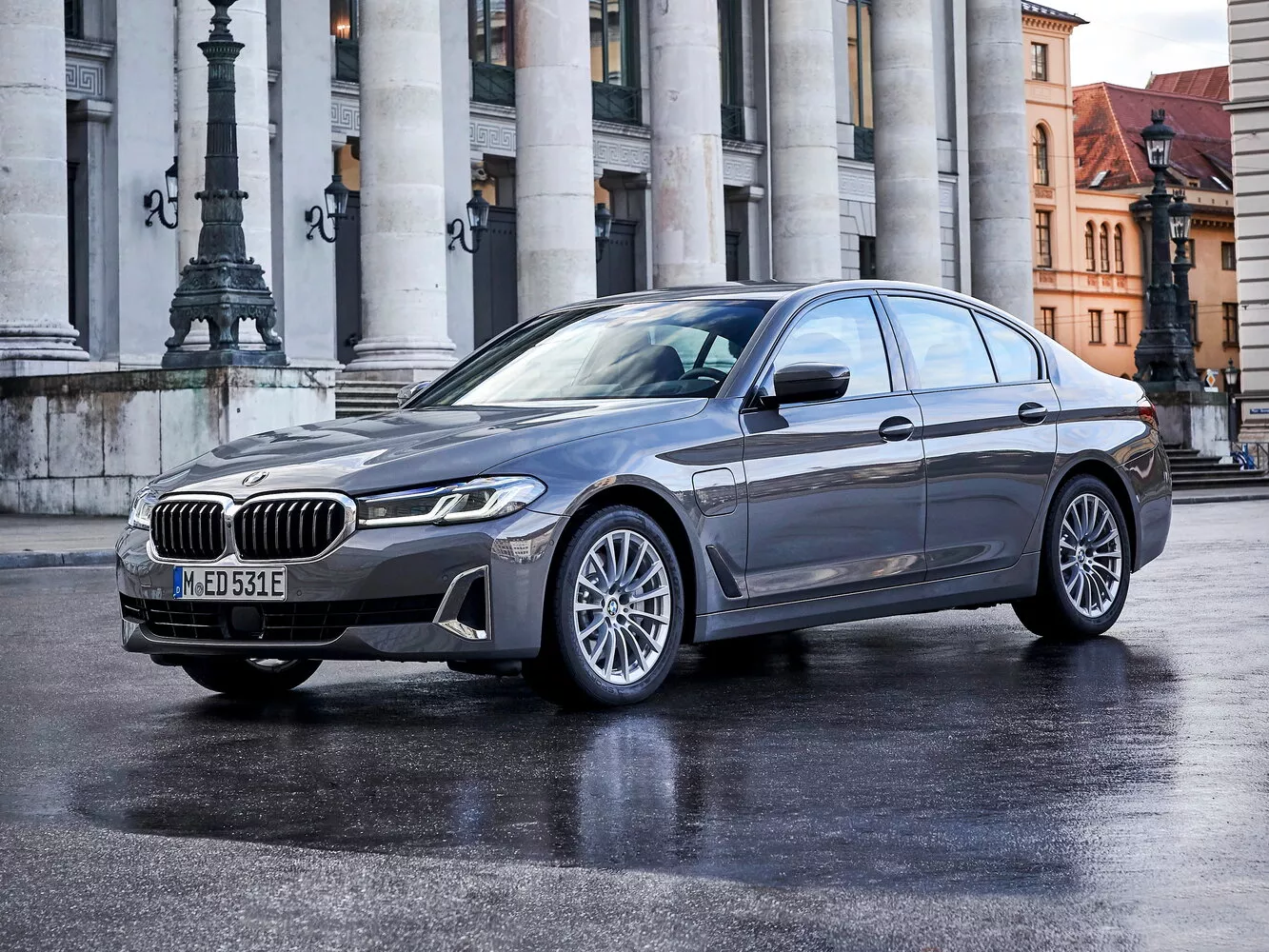 Фото экстерьера BMW 5 серии  VII (G30/G31) Рестайлинг 2020 -  2024 
                                            