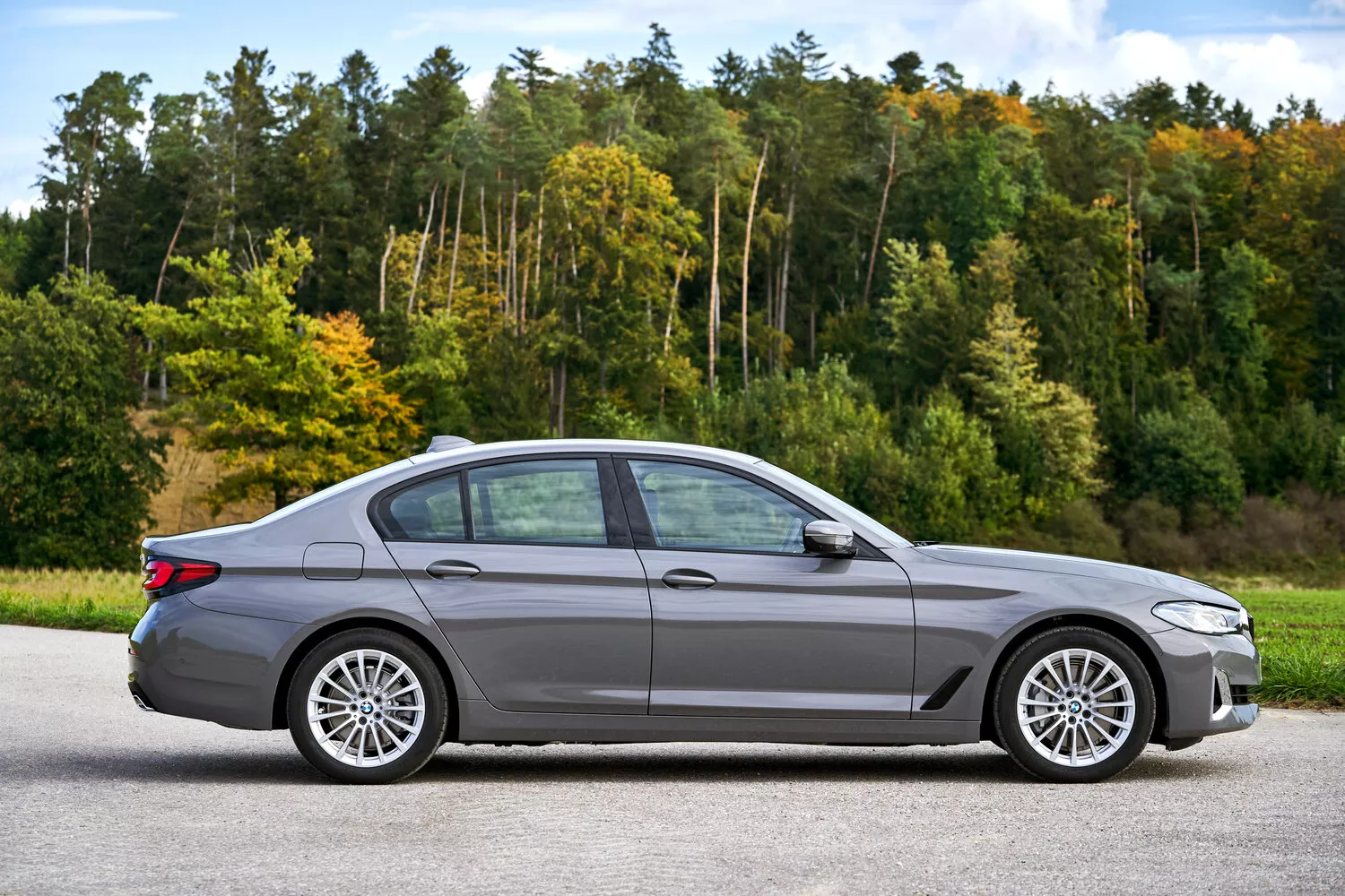 Фото сбоку BMW 5 серии  VII (G30/G31) Рестайлинг 2020 -  2024 
                                            
