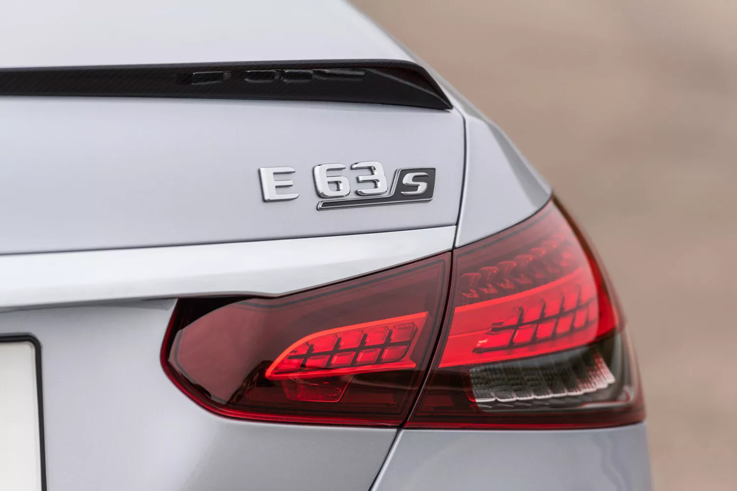 Фото задних фонорей Mercedes-Benz E-Класс AMG  V (W213) Рестайлинг 2020 -  2024 
                                            