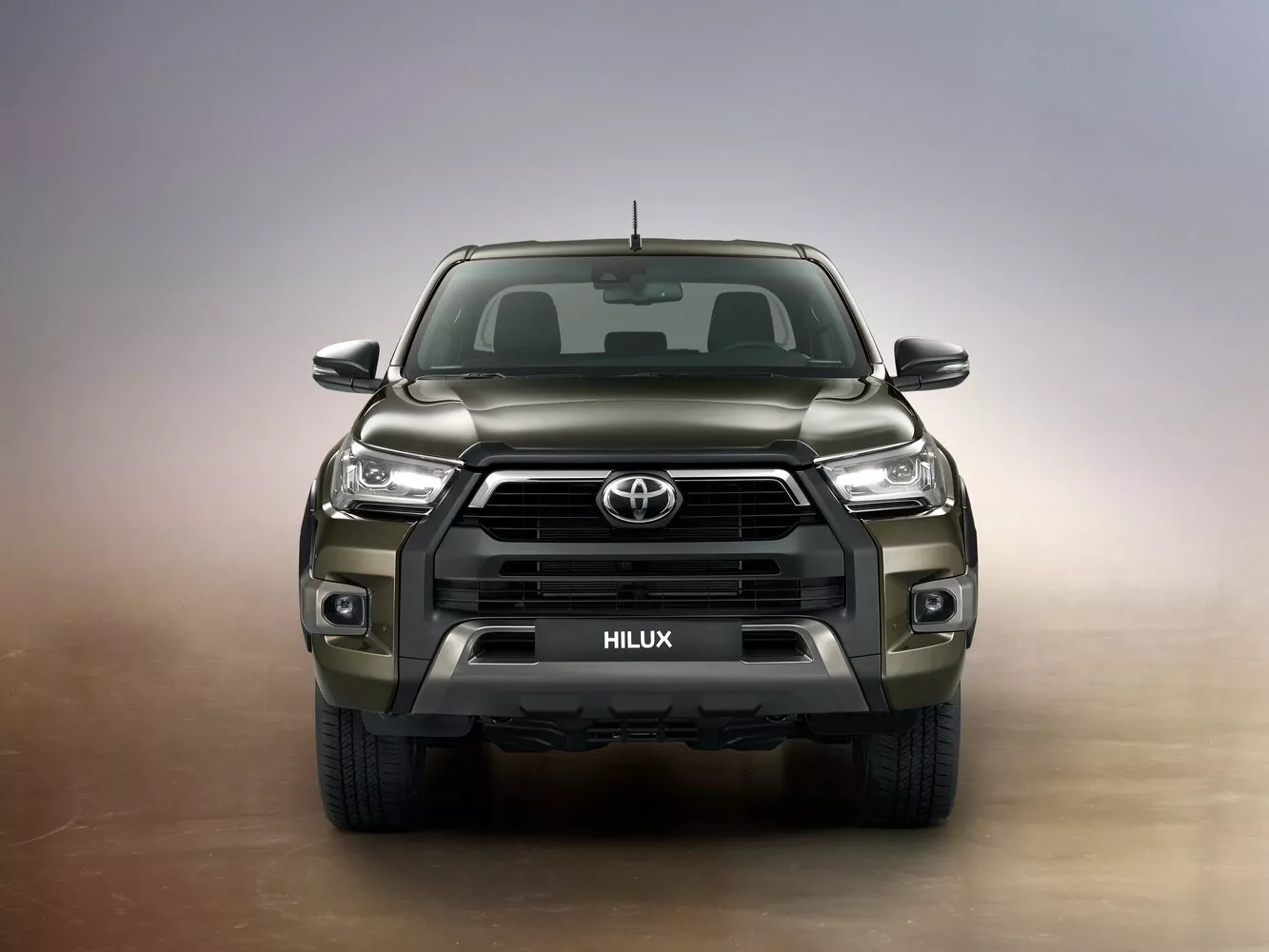 Фото спереди Toyota Hilux  VIII Рестайлинг 2020 -  2024 
                                            