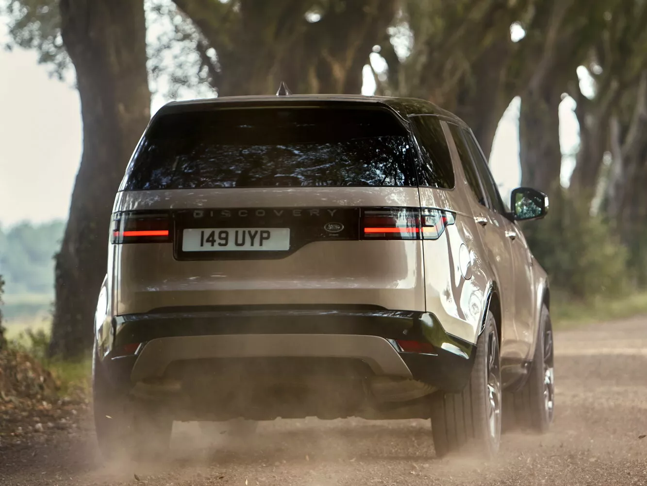 Фото сзади Land Rover Discovery  V Рестайлинг 2020 -  2024 
                                            