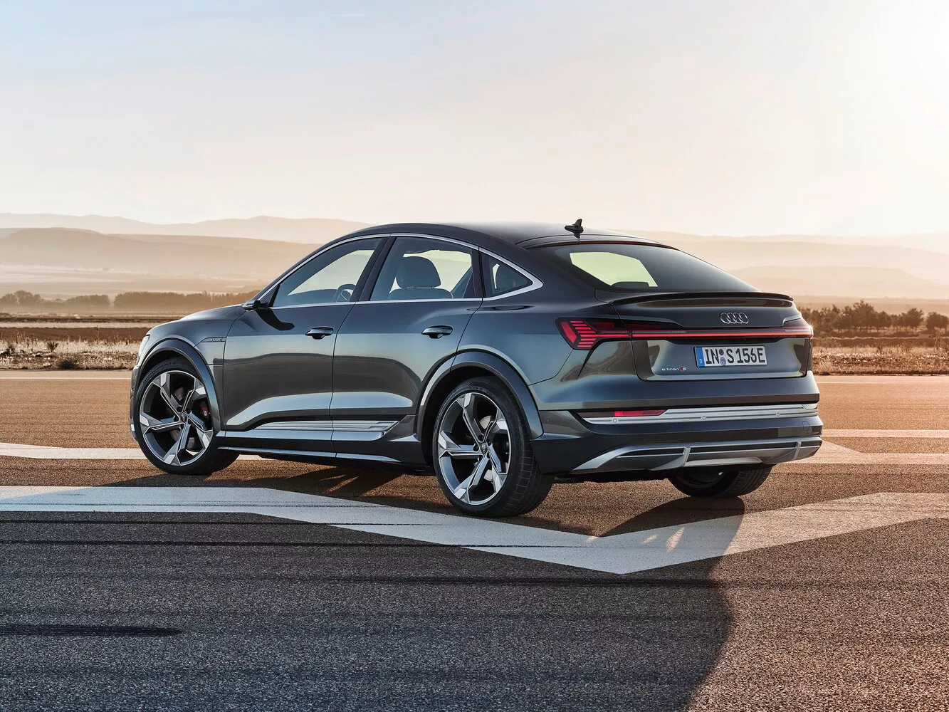 Фото с разворота сзади Audi e-tron S Sportback   2020 -  2024 
                                            