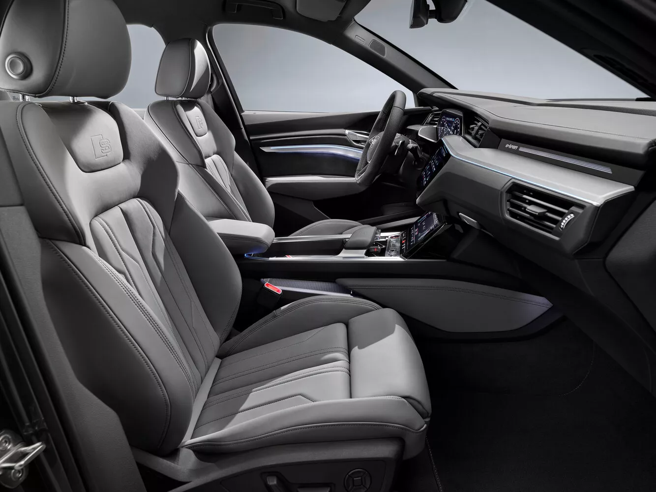 Фото салона спереди Audi e-tron S Sportback   2020 -  2024 
                                            