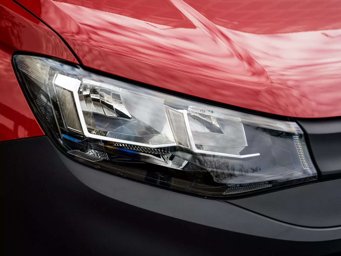 Фото передних фар Volkswagen Caddy  V 2020 -  2024 
                                            