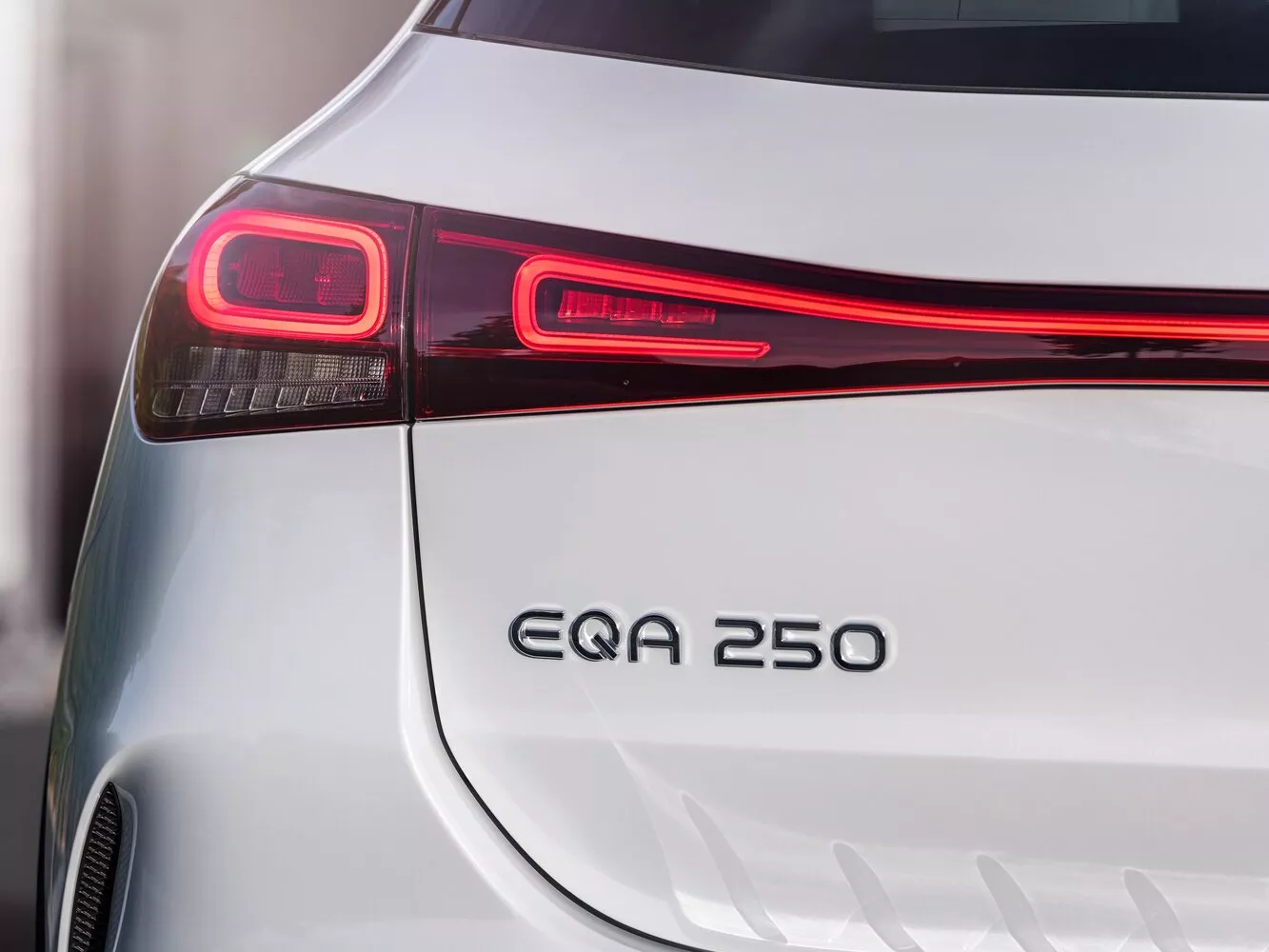 Фото задних фонорей Mercedes-Benz EQA   2021 -  2024 
                                            